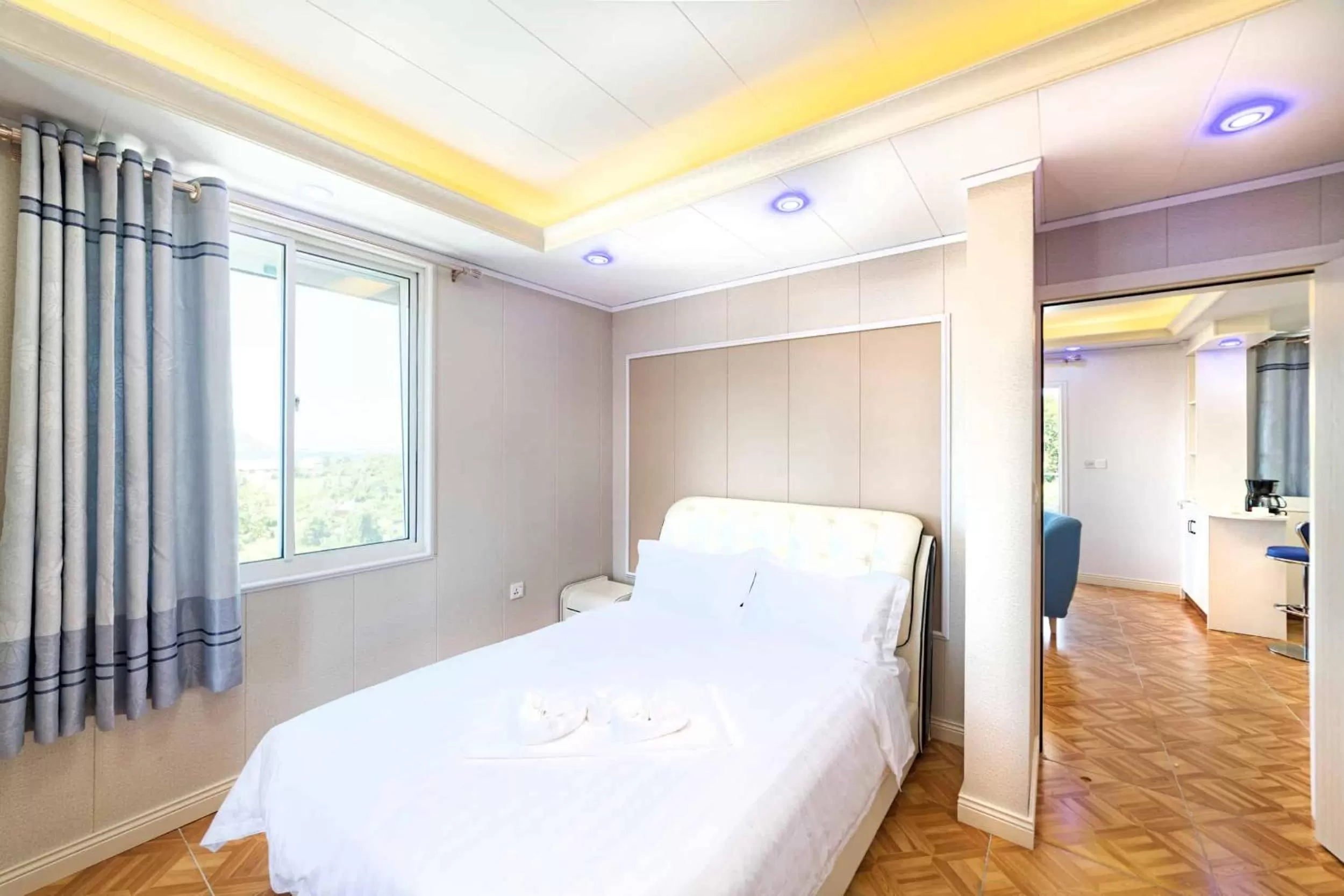 Bedroom in Riverside Hotel