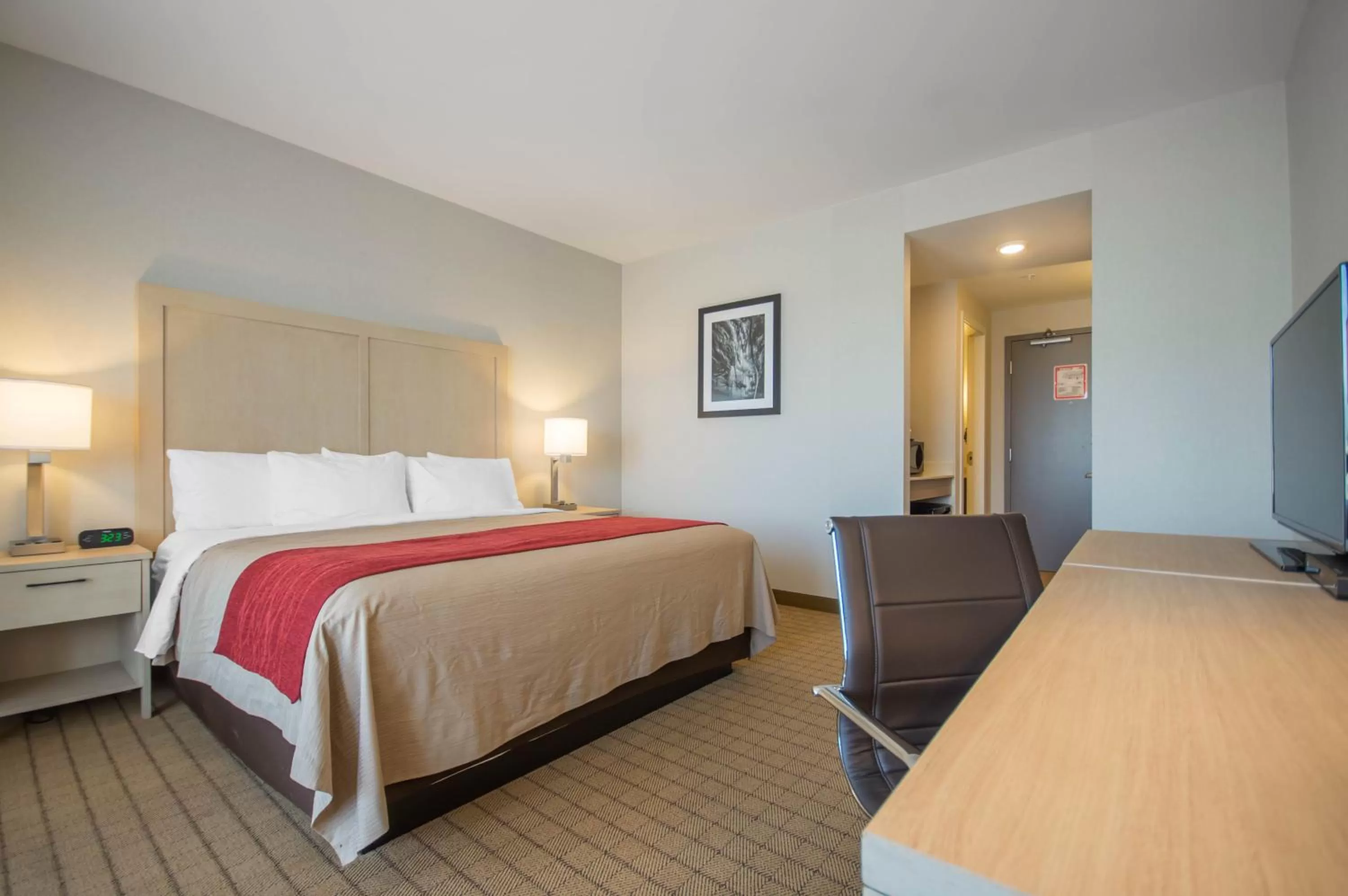 Photo of the whole room, Bed in Comfort Inn & Suites