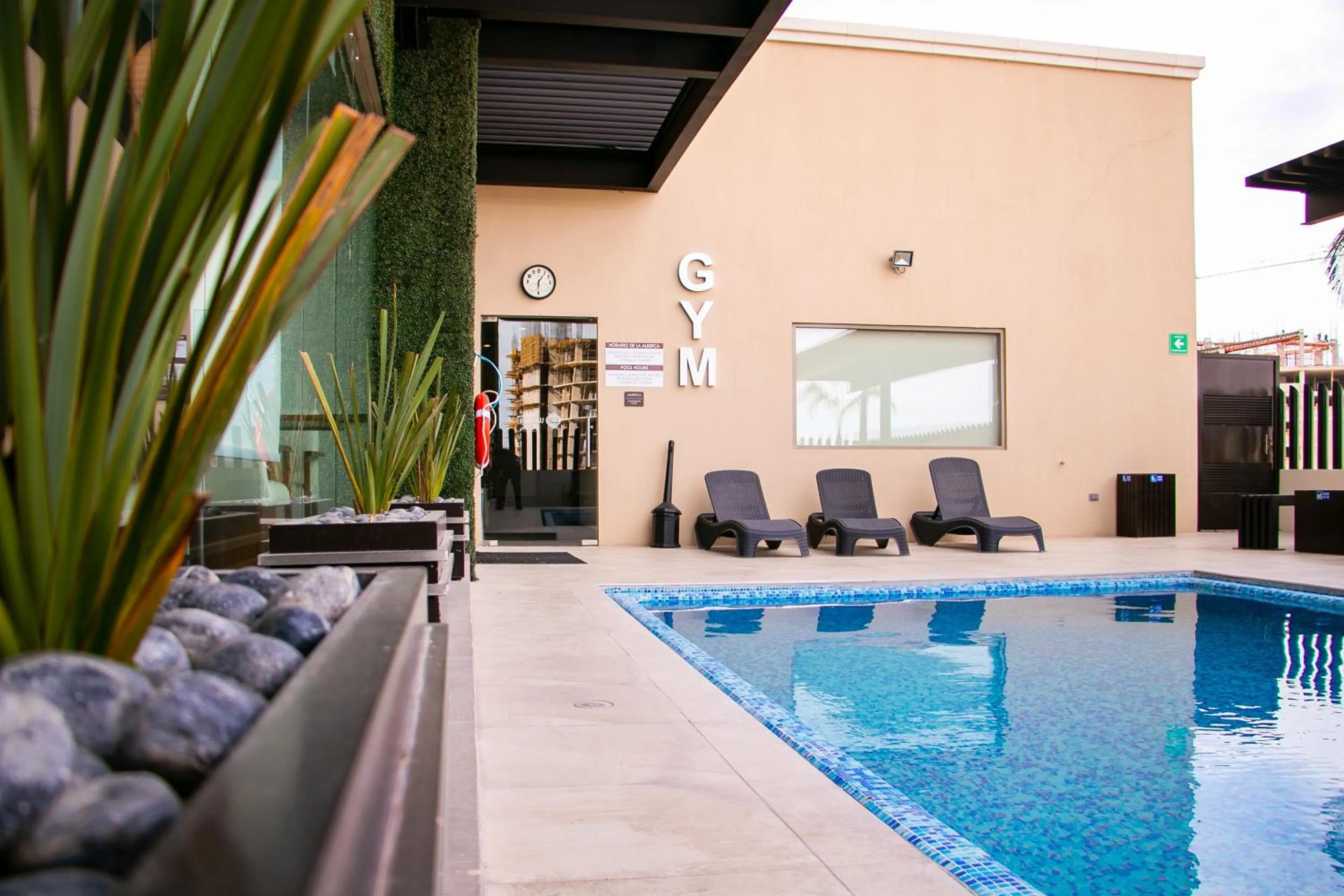 Swimming pool in Best Western Plus Chihuahua Juventud