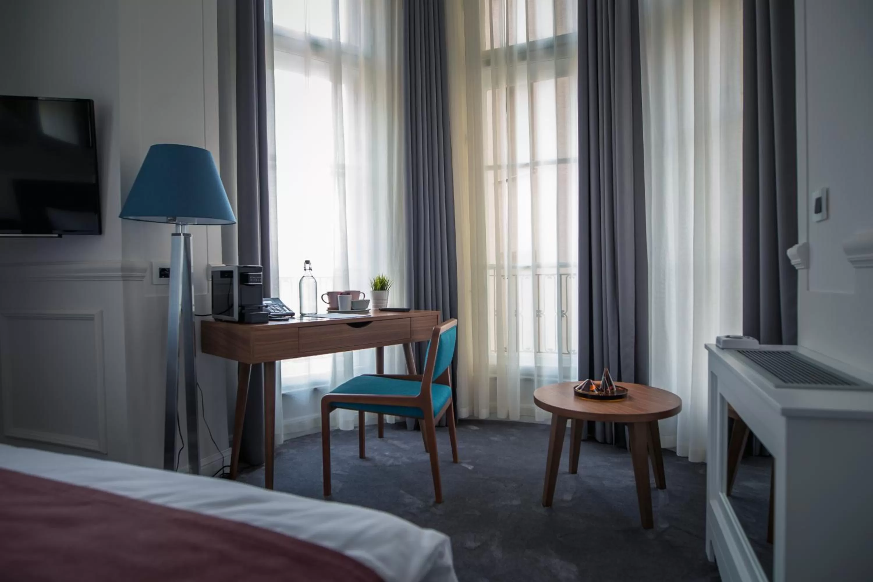 Living room, Bed in Public House Hotel