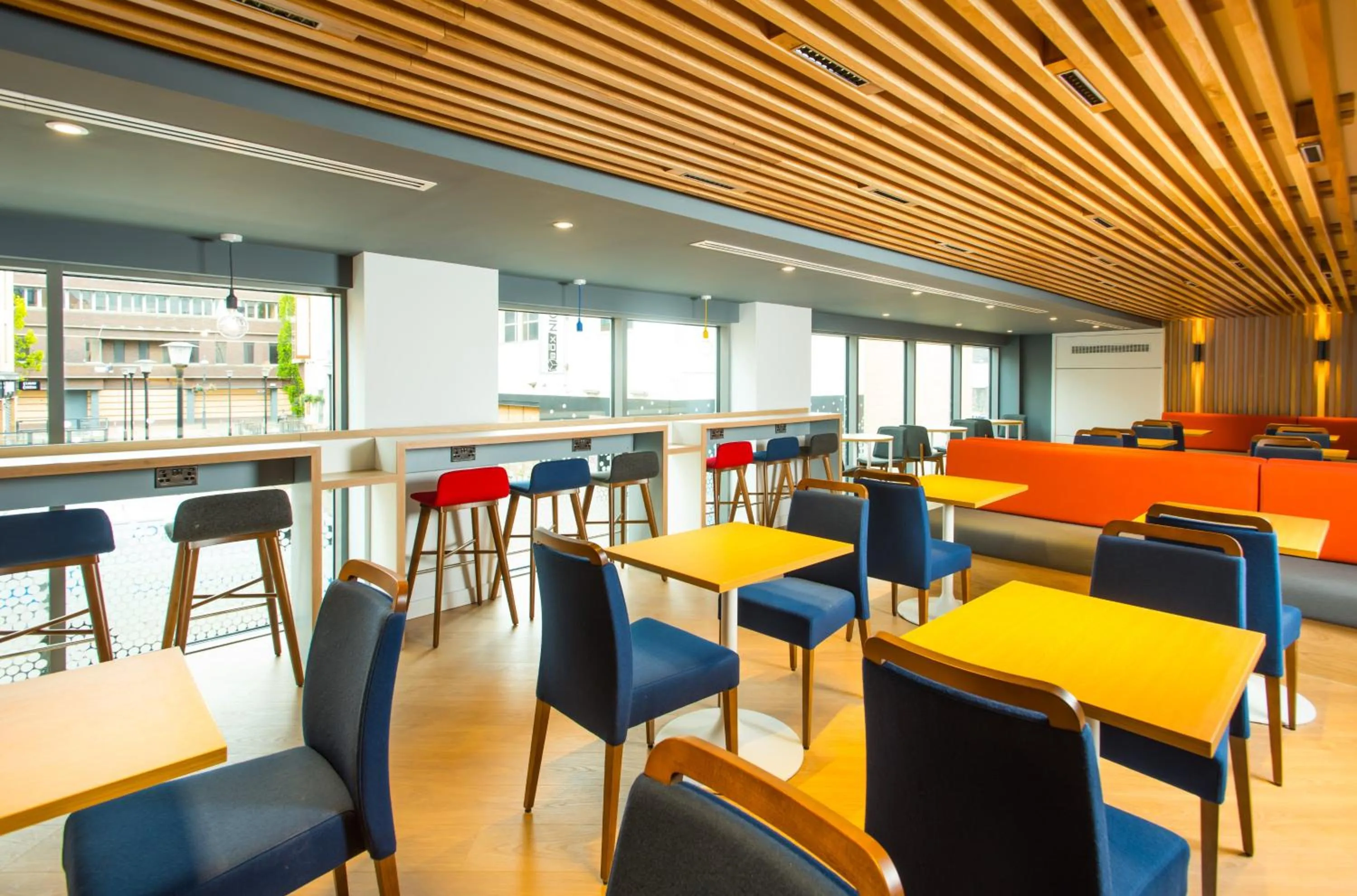 Restaurant/places to eat in Holiday Inn Express Swindon City Centre by IHG