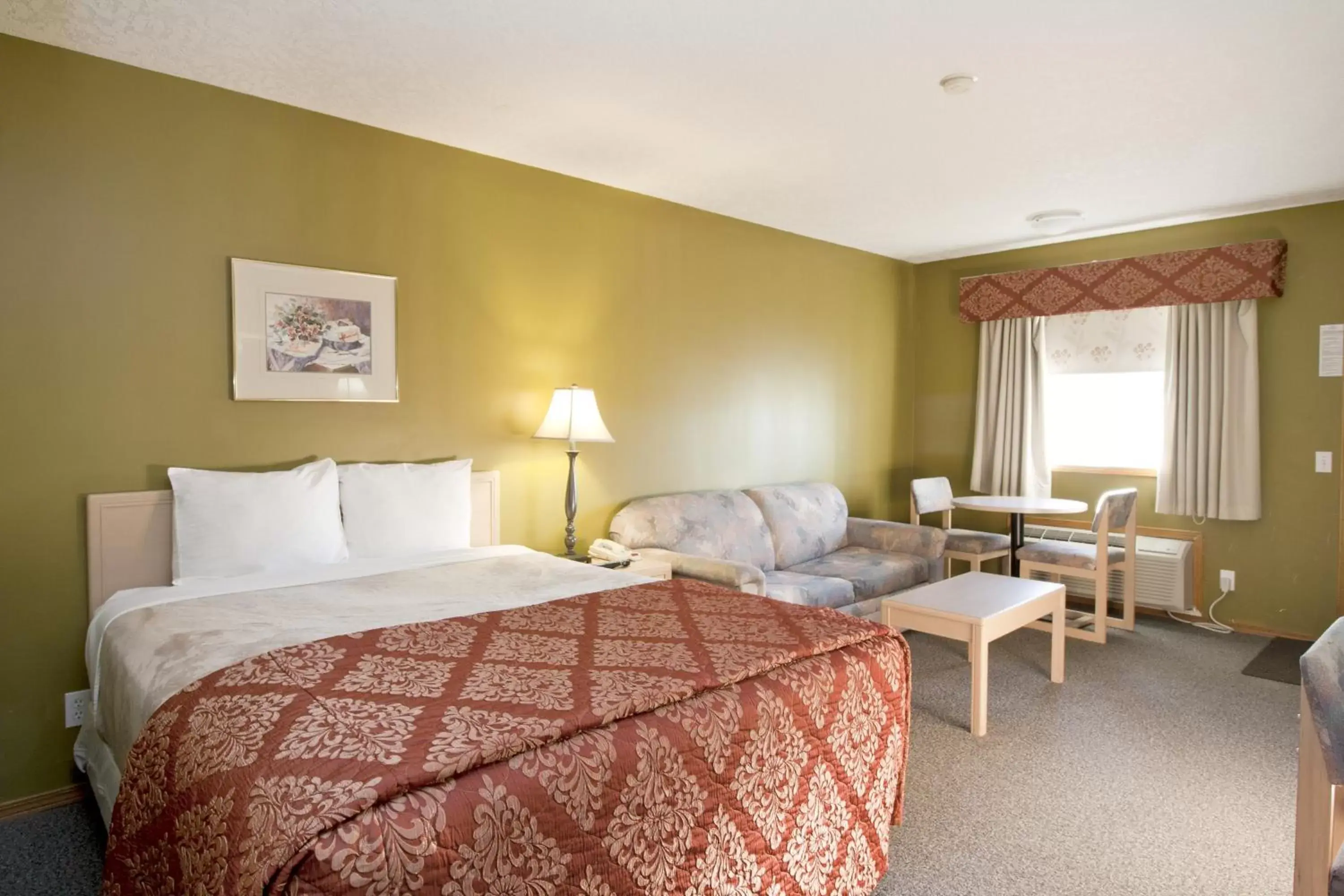Standard Queen Room with One Queen Bed in Bow River Inn Standard Queen Room with One Queen Bed in Bow River Inn