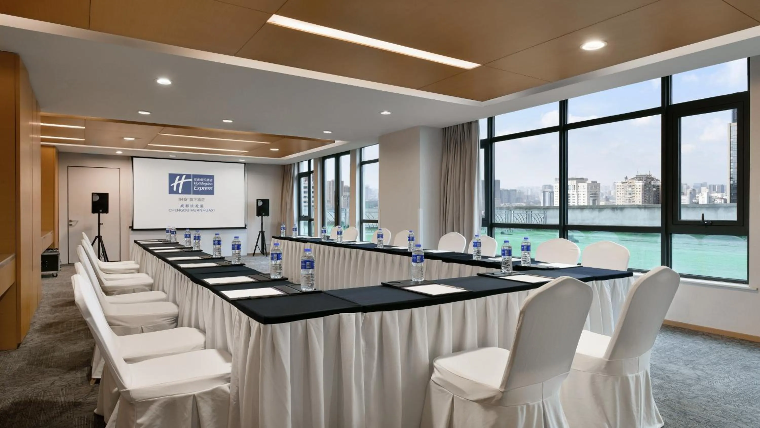 Meeting/conference room in Holiday Inn Express Chengdu Huanhuaxi by IHG-Near Jinsha Site Musem,Near Wuhou Temple Museum,Welcome drinks,Free gym,Free self-service laundry