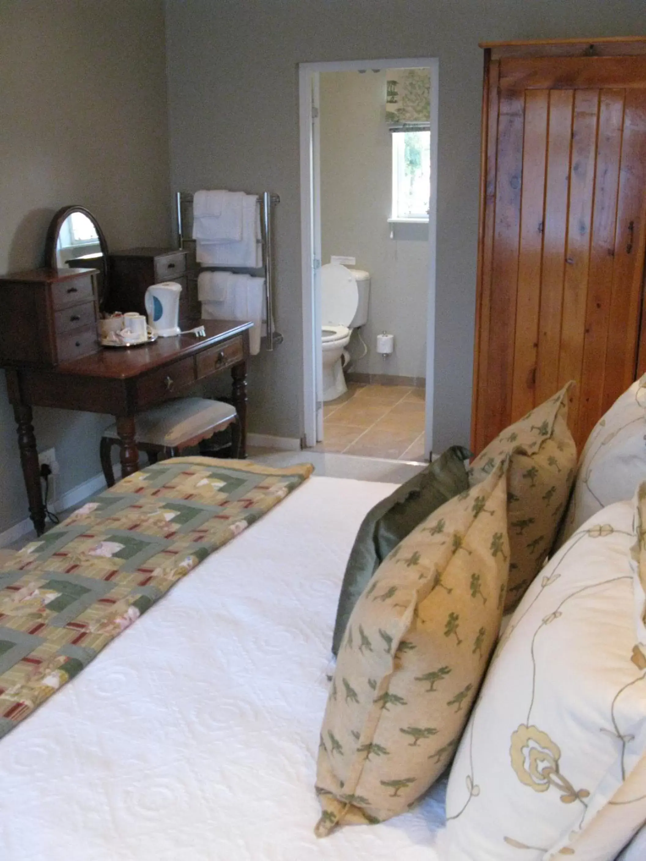 Deluxe Twin Room in Sneezewood Farm Bed&Breakfast and Self-Catering Cottage Deluxe Twin Room in Sneezewood Farm Bed&Breakfast and Self-Catering Cottage