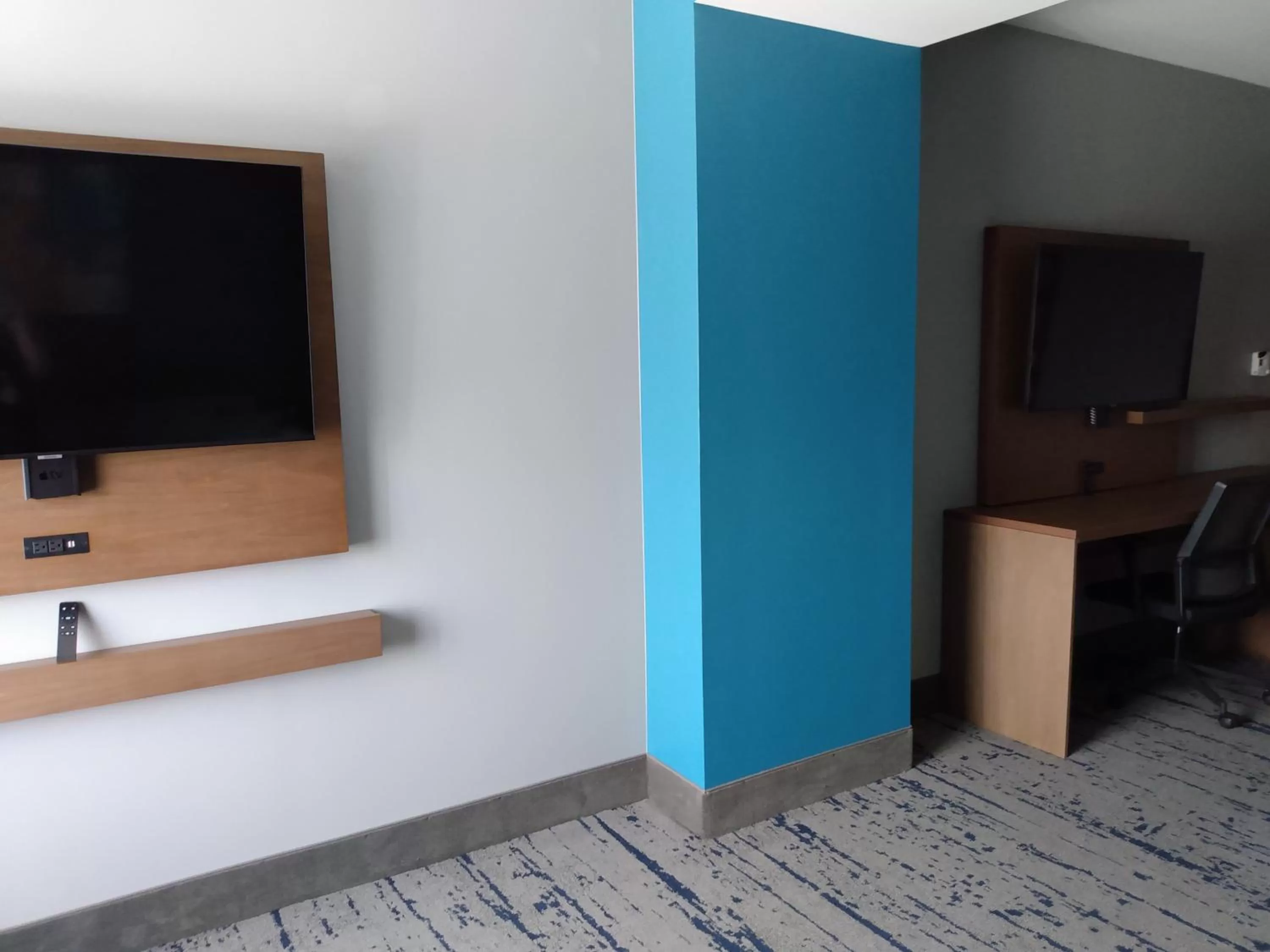 Bedroom in La Quinta Inn & Suites by Wyndham Bardstown