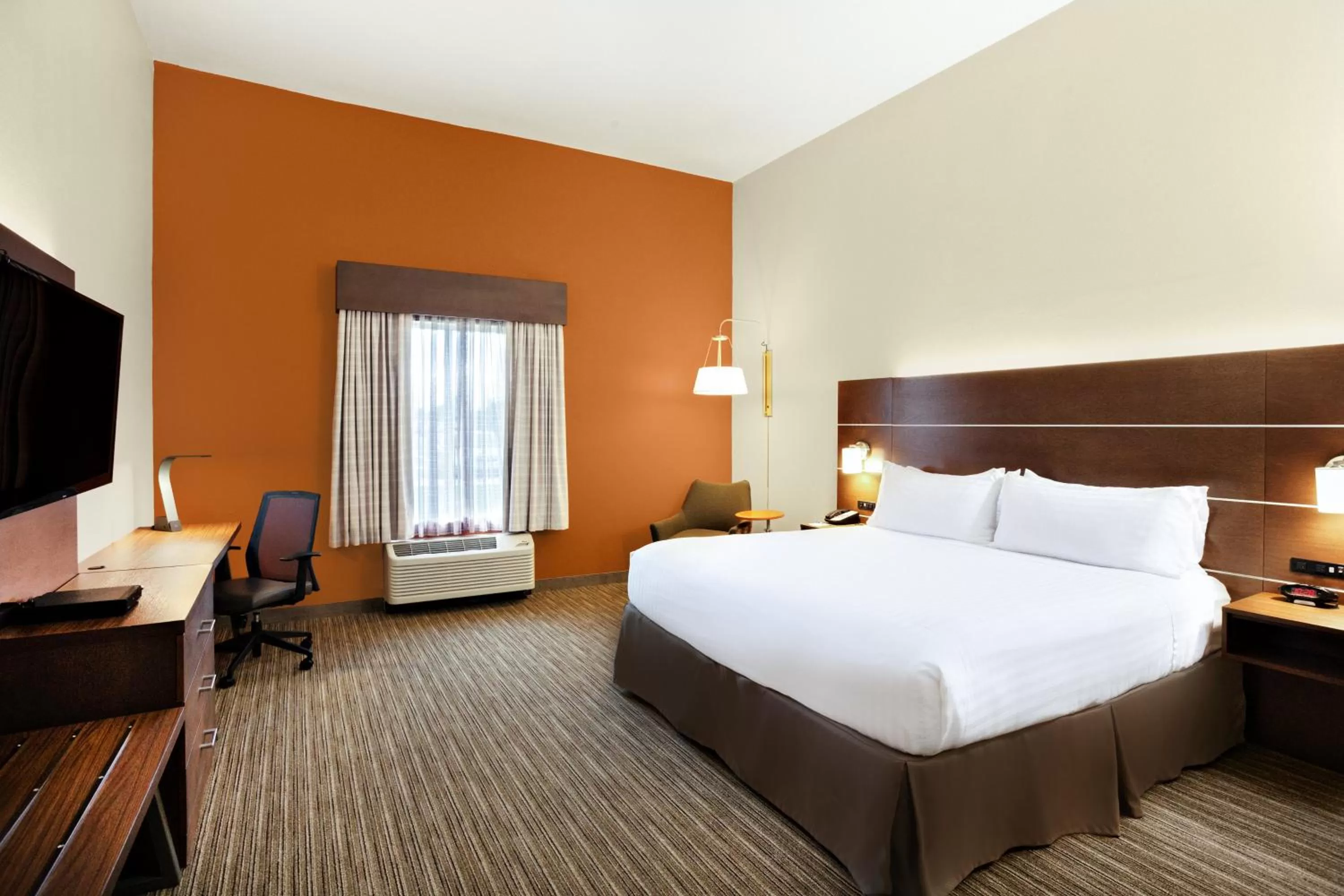 Photo of the whole room, Bed in Holiday Inn Express Lake Wales North-Winter Haven by IHG
