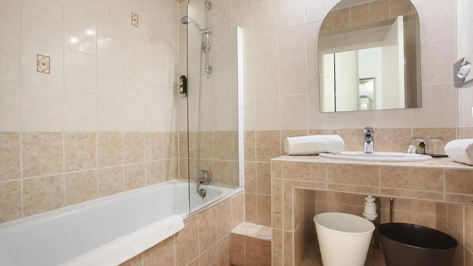 Classic Triple Room in Logis Hôtel Le Rodin Classic Triple Room in Logis Hôtel Le Rodin