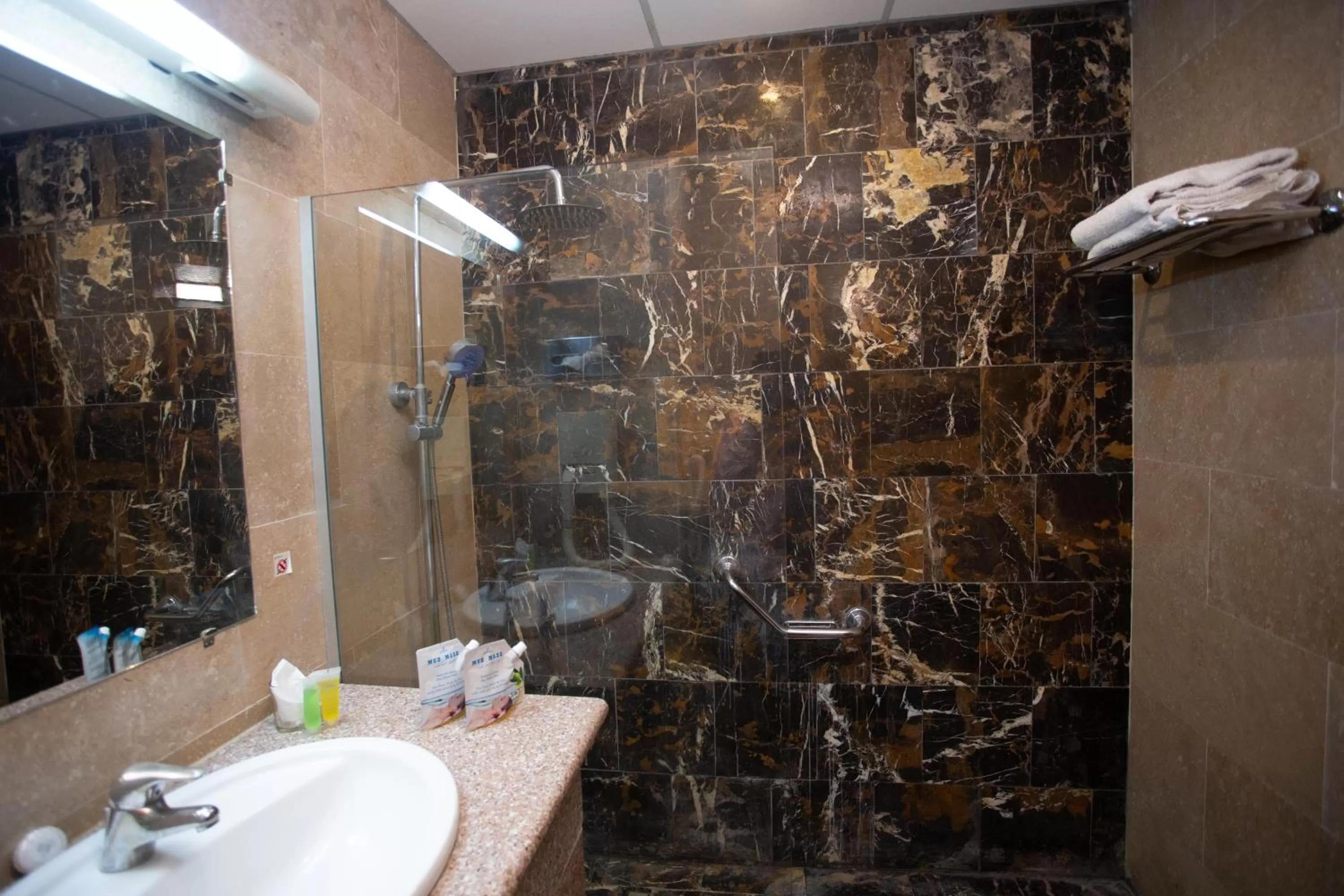 Shower in Grand Hotel Madaba