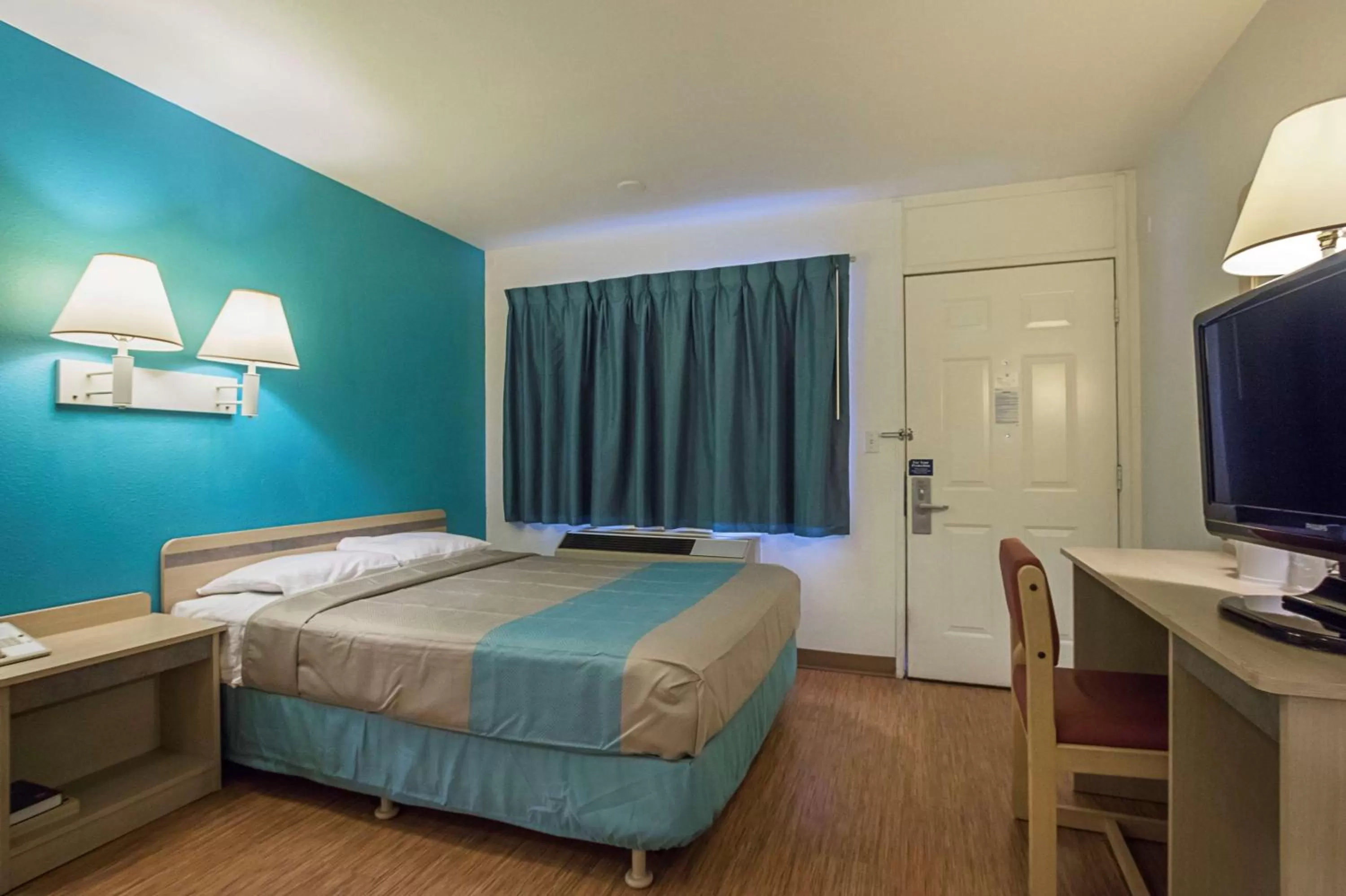 TV and multimedia, Bed in Motel 6-Rochester, MN