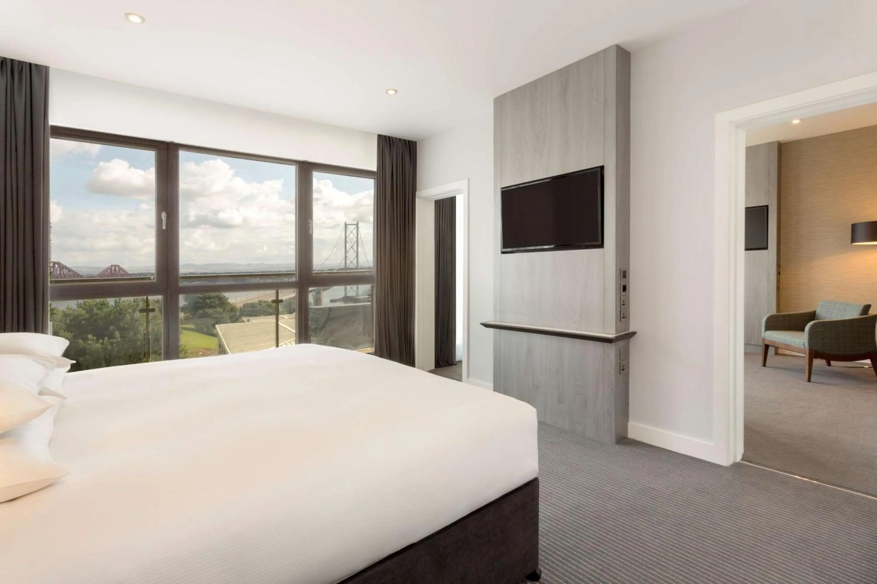 Bedroom, Bed in DoubleTree by Hilton Edinburgh - Queensferry Crossing
