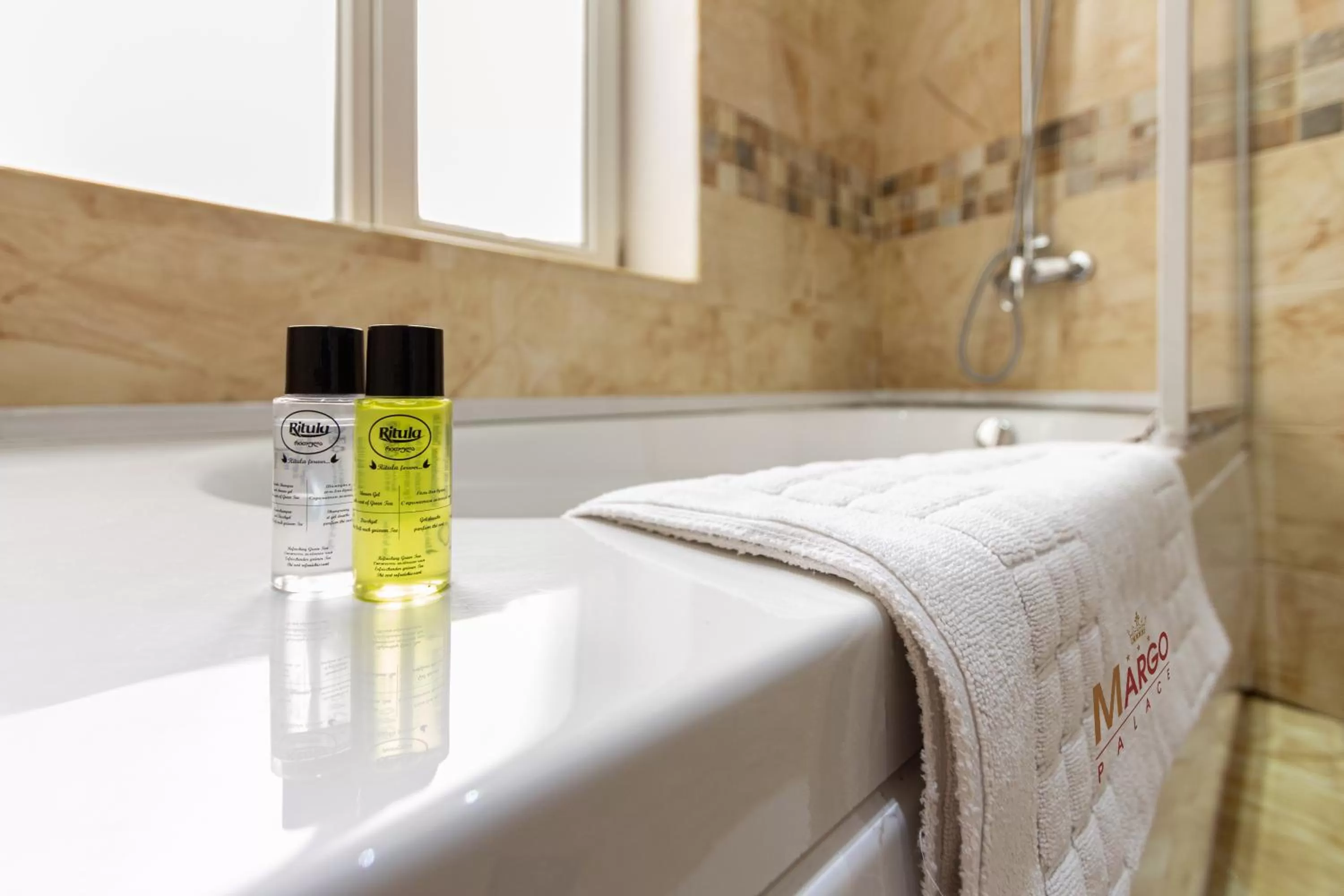 Shower in Margo Palace Hotel