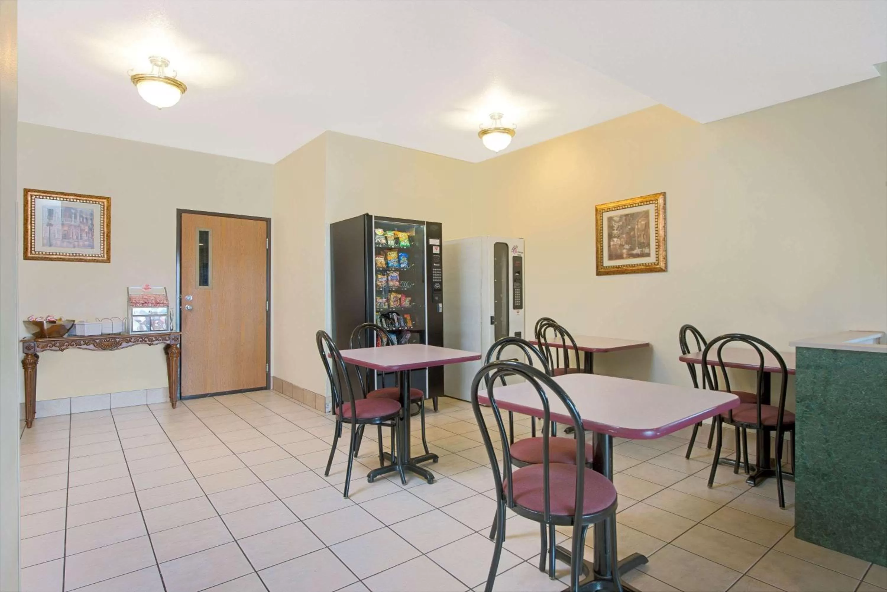 Restaurant/places to eat in Super 8 by Wyndham Bonne Terre