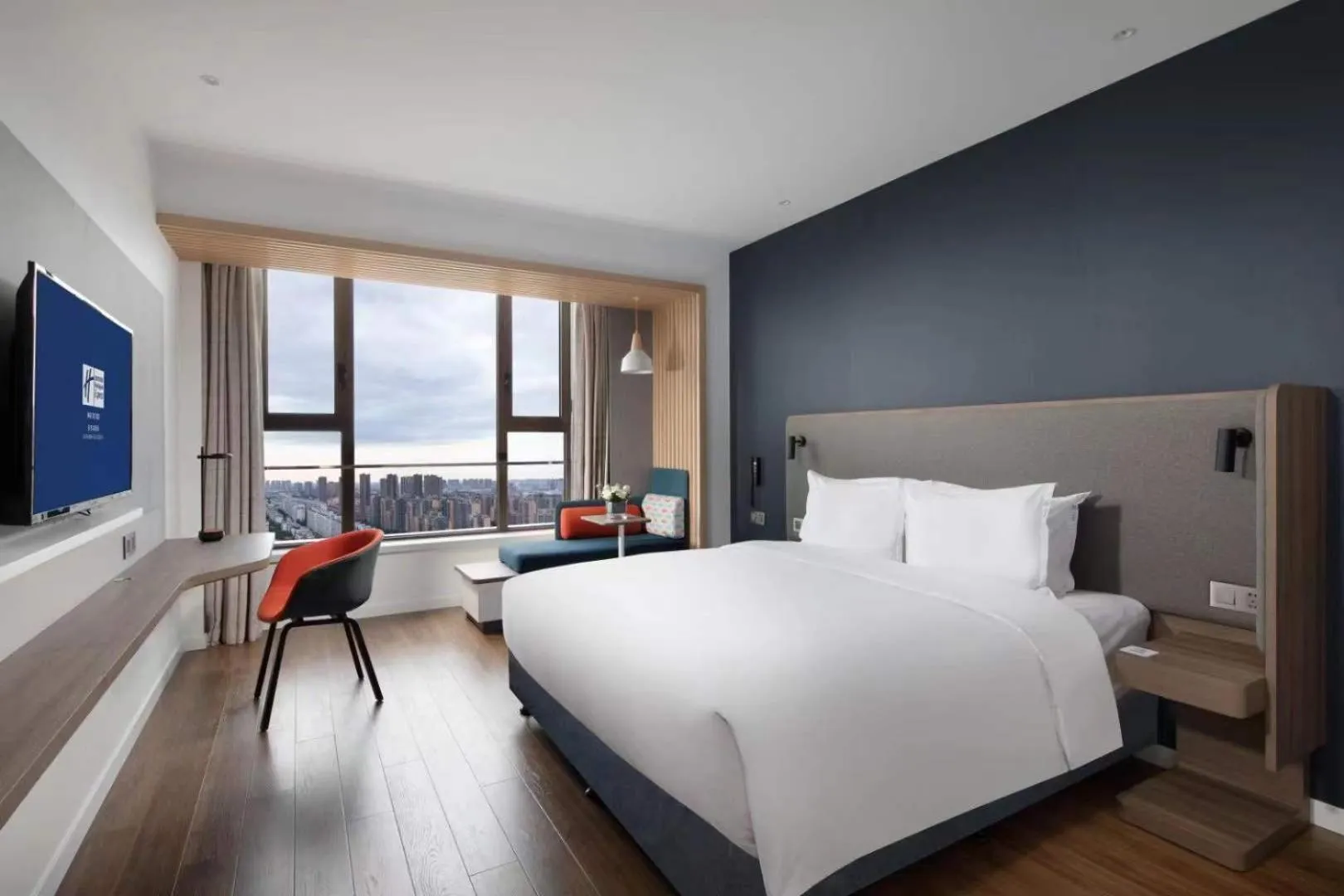 Photo of the whole room, Bed in Holiday Inn Express - Wuhan Optical Valley by IHG