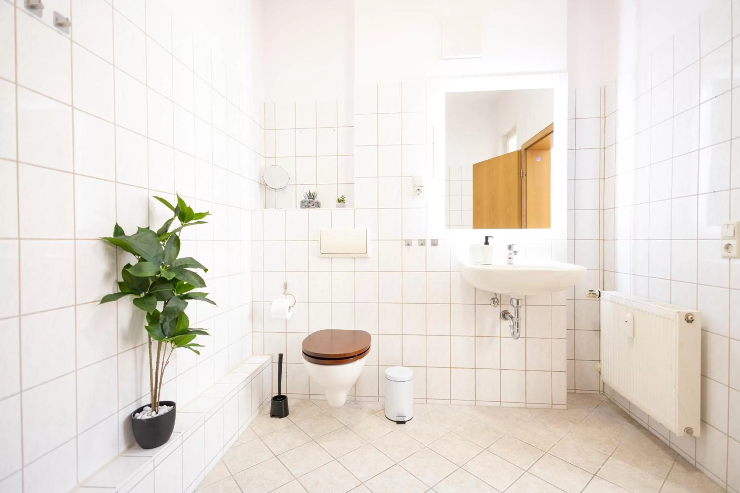 Toilet, Bathroom in Ko-Living Space an der Oper - Street Art Design Apartments