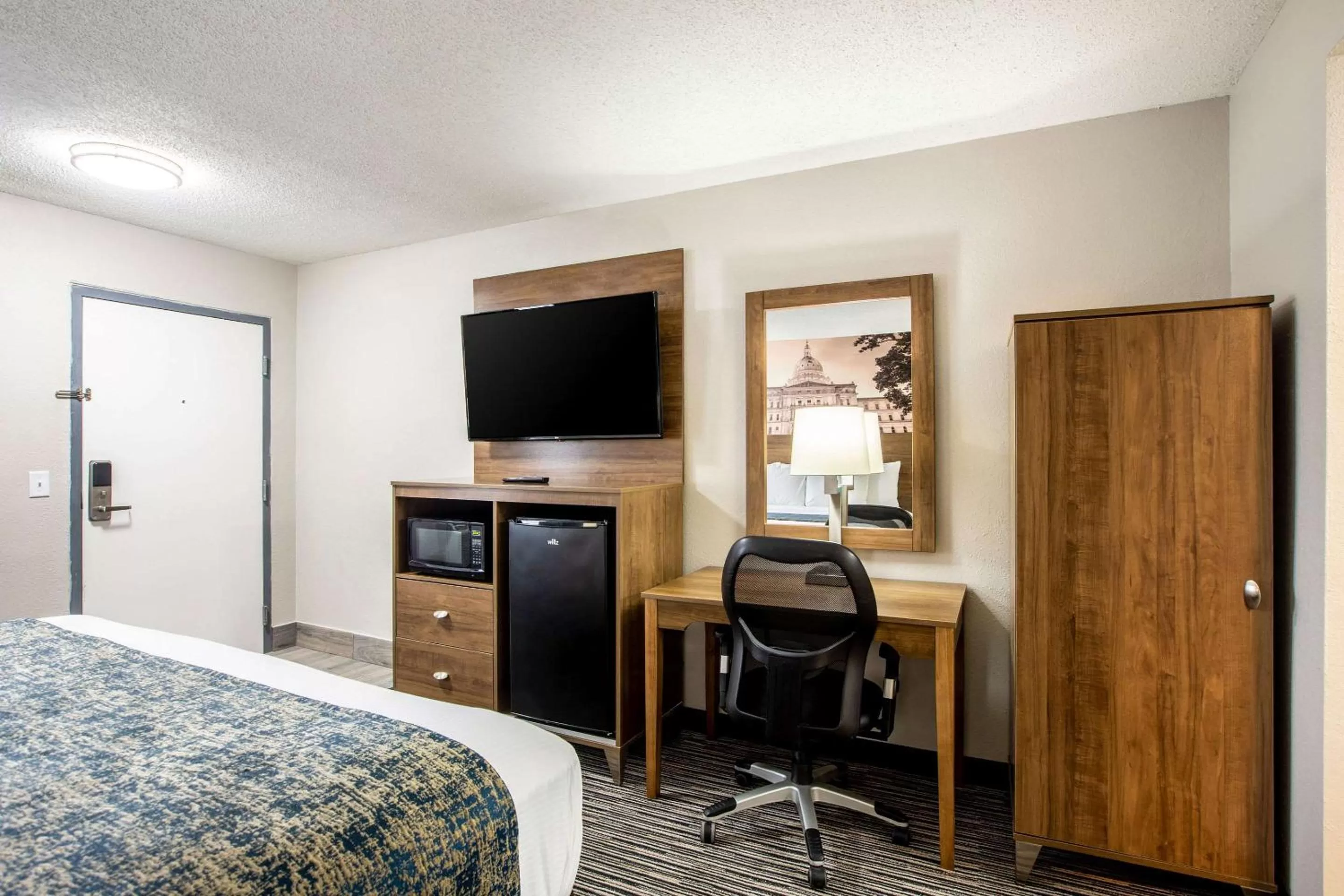 Photo of the whole room, Bed in Clarion Pointe East Lansing University Area