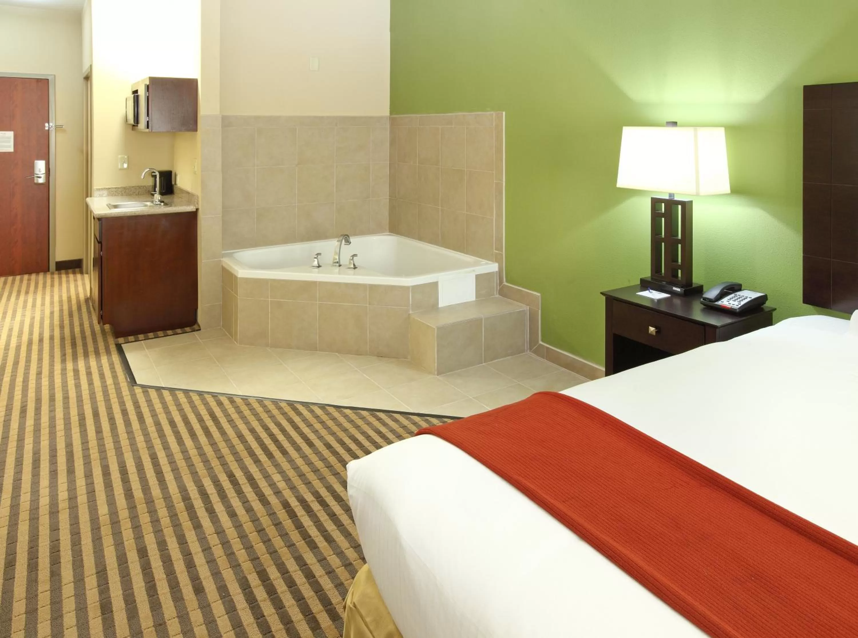 One King Bed Jacuzzi - Non-Smoking in Holiday Inn Express & Suites Maumelle by IHG