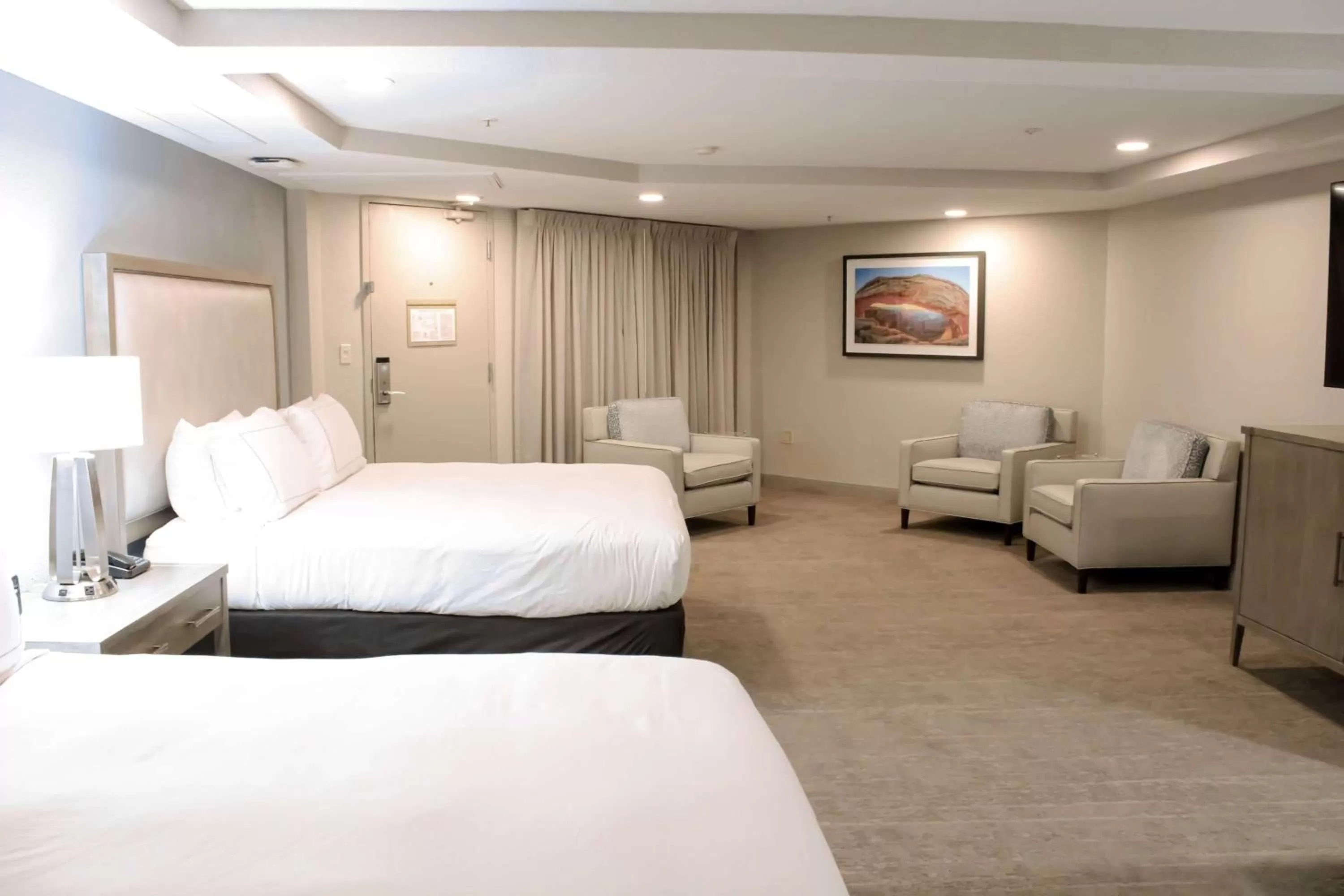 Photo of the whole room, Bed in Doubletree by Hilton Phoenix Mesa