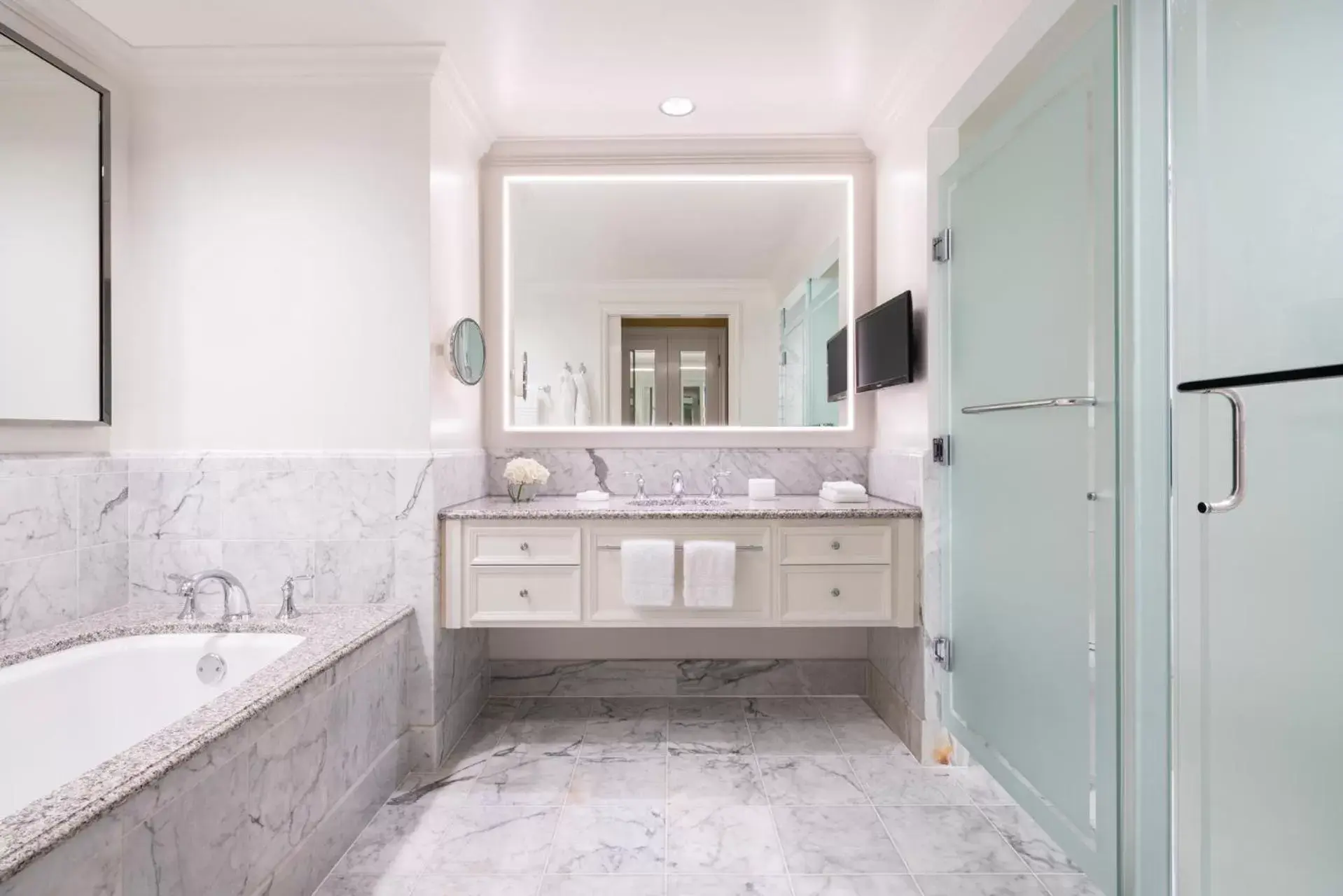 Deluxe Room with Two Double Beds in Four Seasons Hotel Westlake Village Deluxe Room with Two Double Beds in Four Seasons Hotel Westlake Village