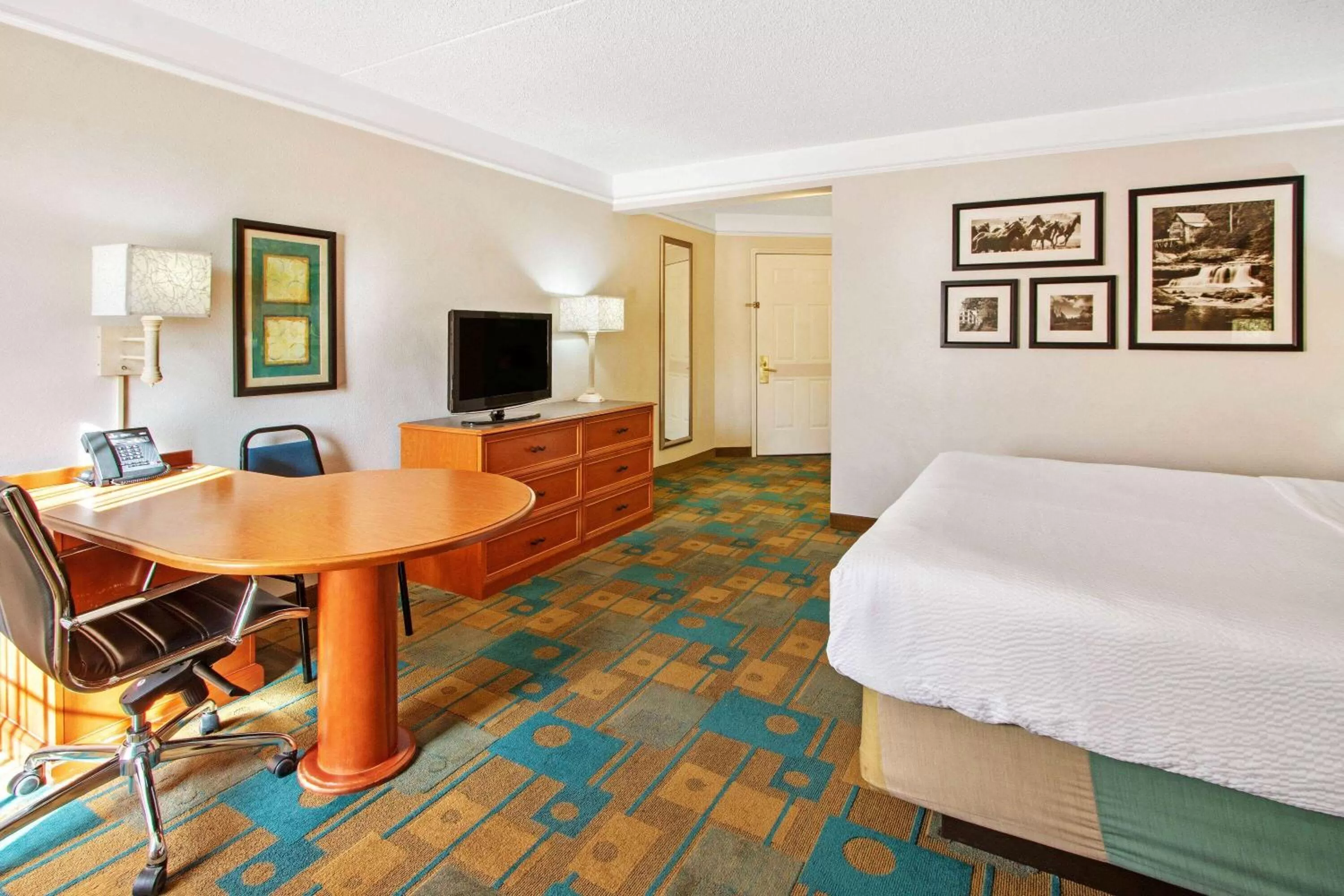 Photo of the whole room, Bed in La Quinta by Wyndham Albuquerque West