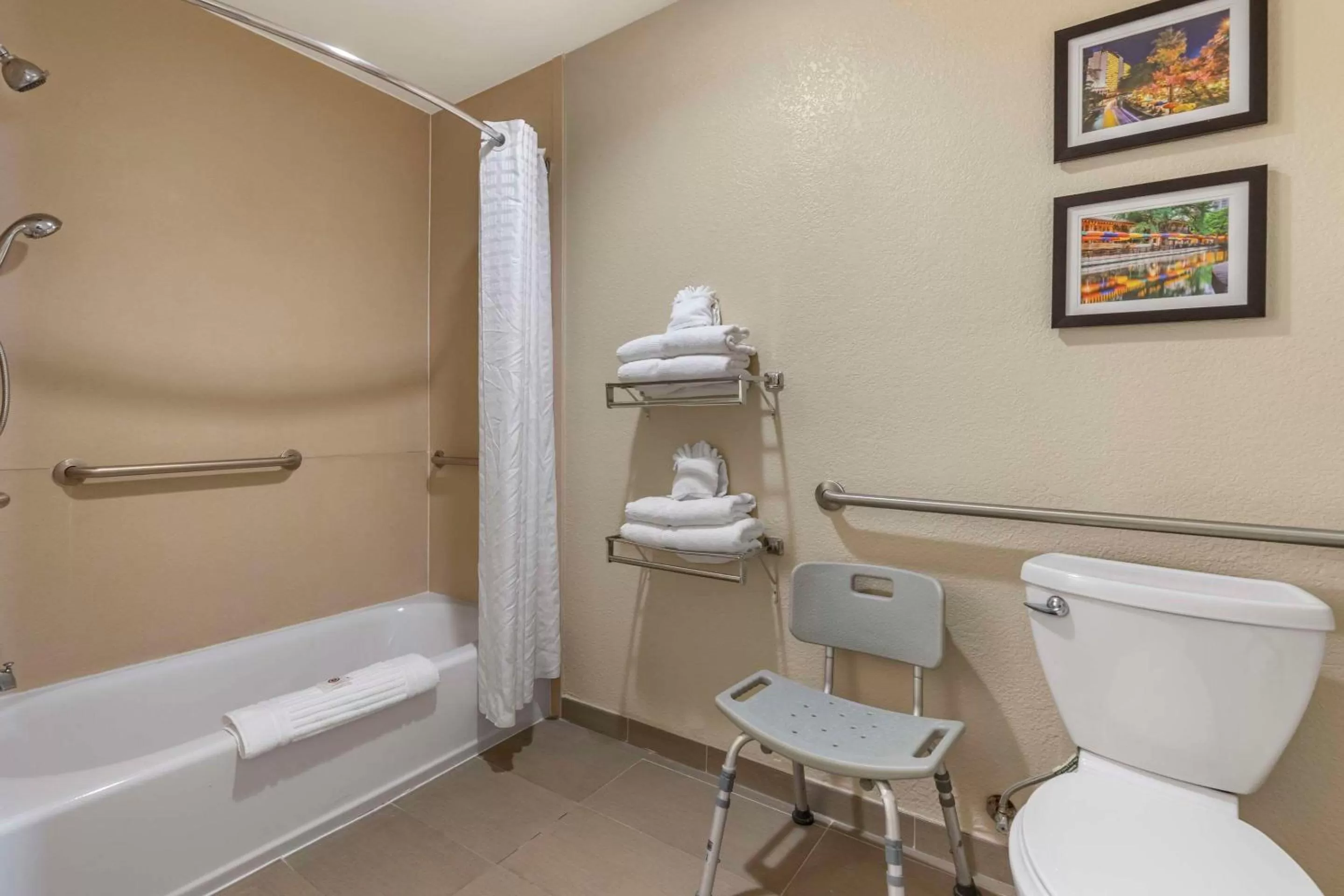 Bedroom in Comfort Suites Medical Center near Six Flags