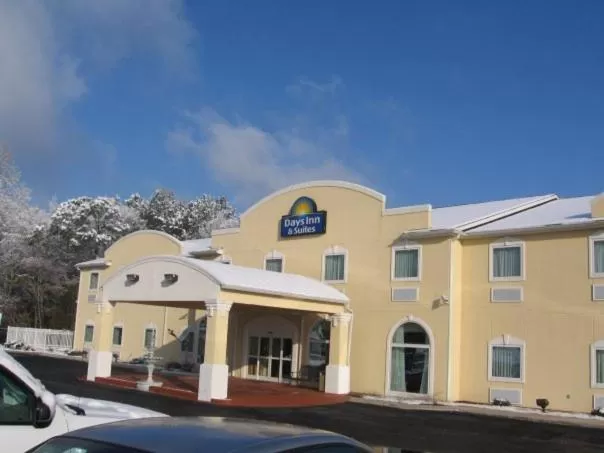 Property building in Days Inn & Suites by Wyndham Swainsboro
