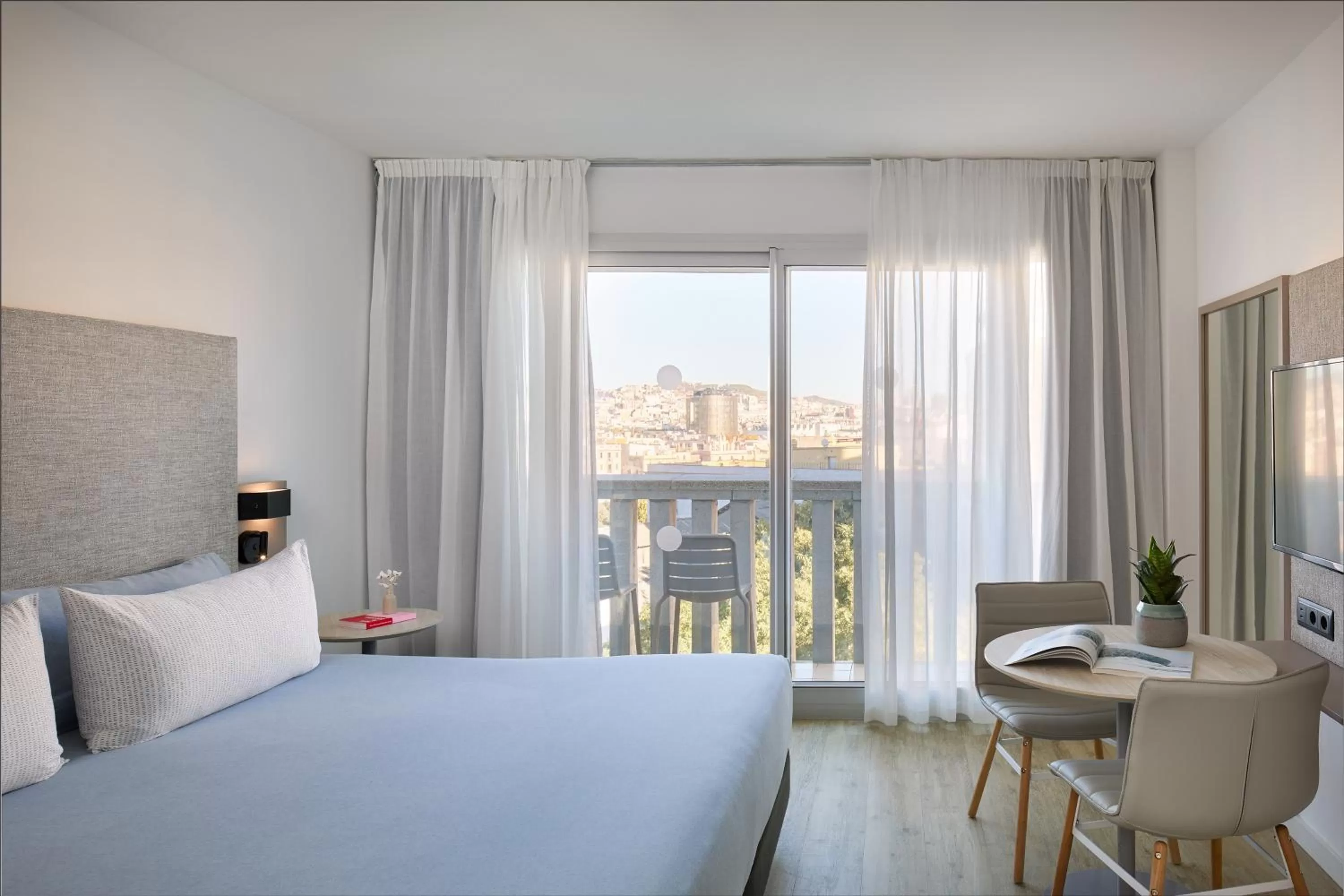 View (from property/room), Bed in INNSiDE by Meliá Barcelona Apolo
