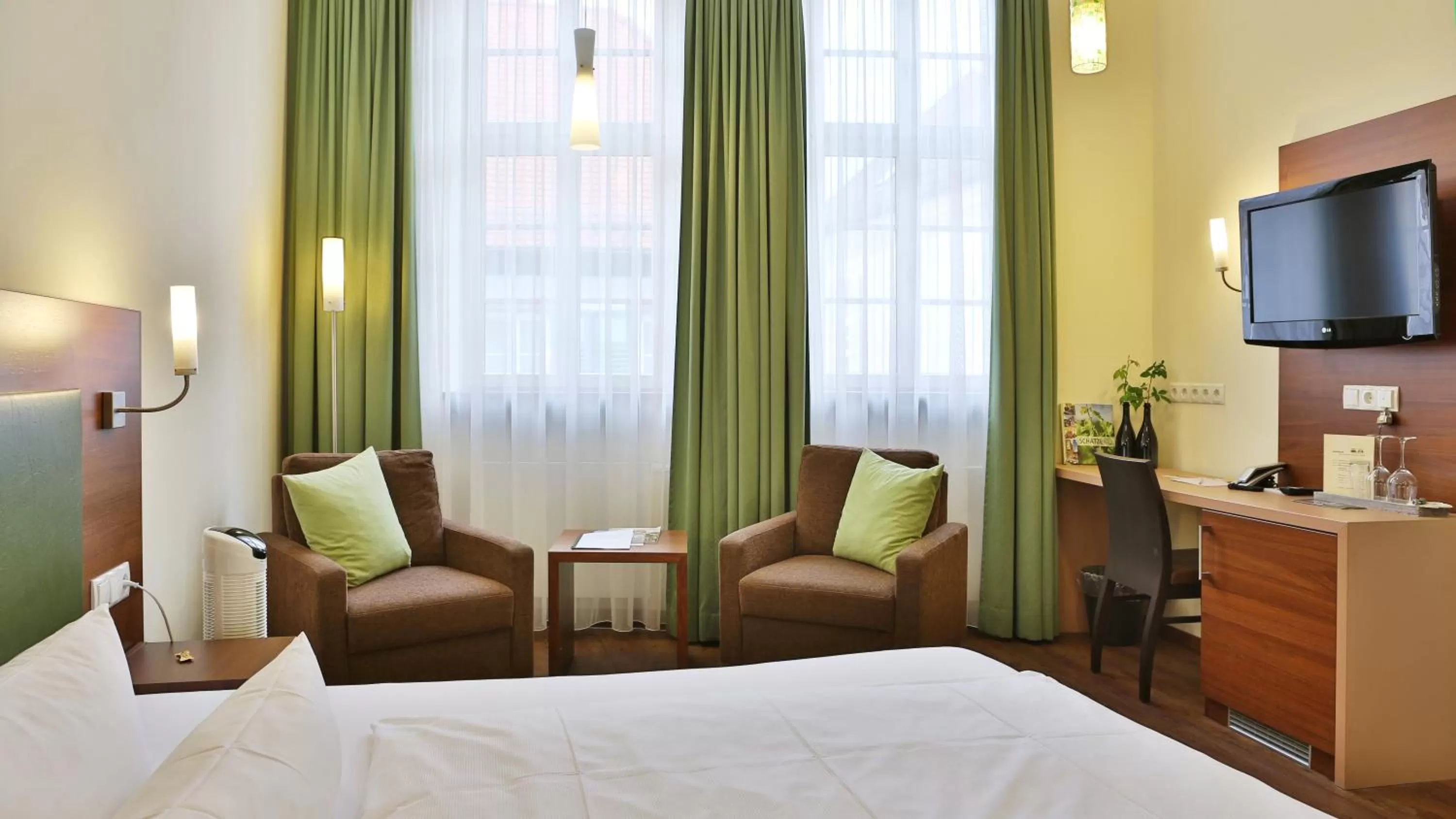 Photo of the whole room, Bed in Altstadthof Freinsheim