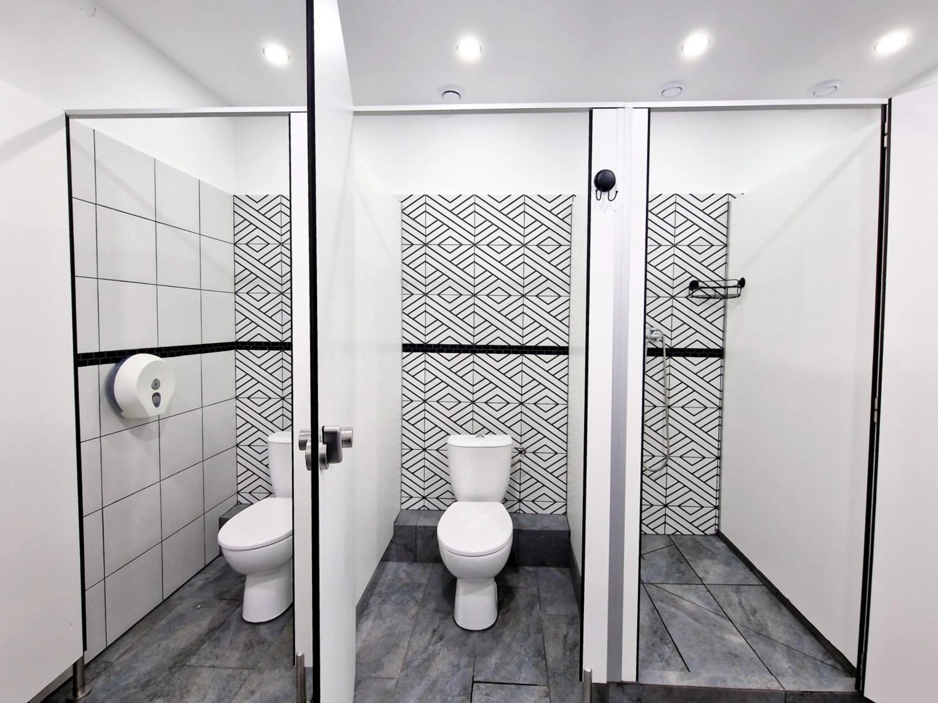 Shower in Hostel Helvetia Rooms Warsaw CITY CENTER and OLD TOWN