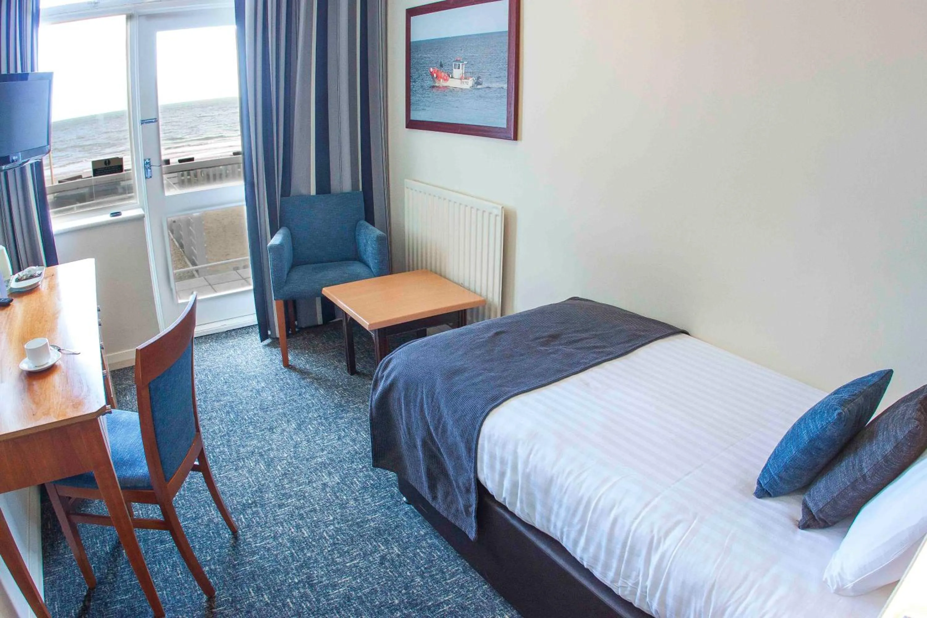 Photo of the whole room, Bed in Sandbanks Hotel