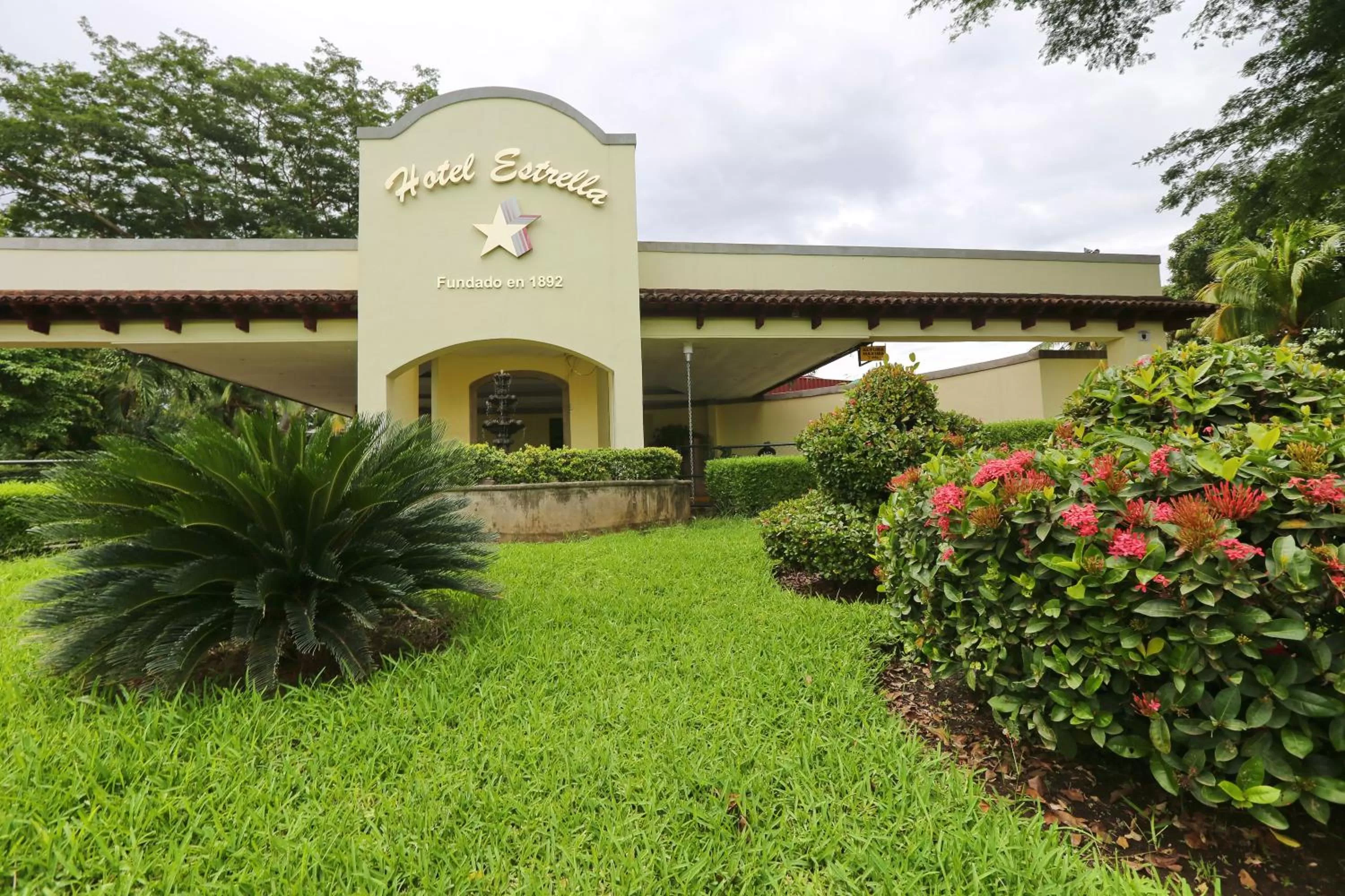 Facade/entrance, Property Building in Hotel Estrella
