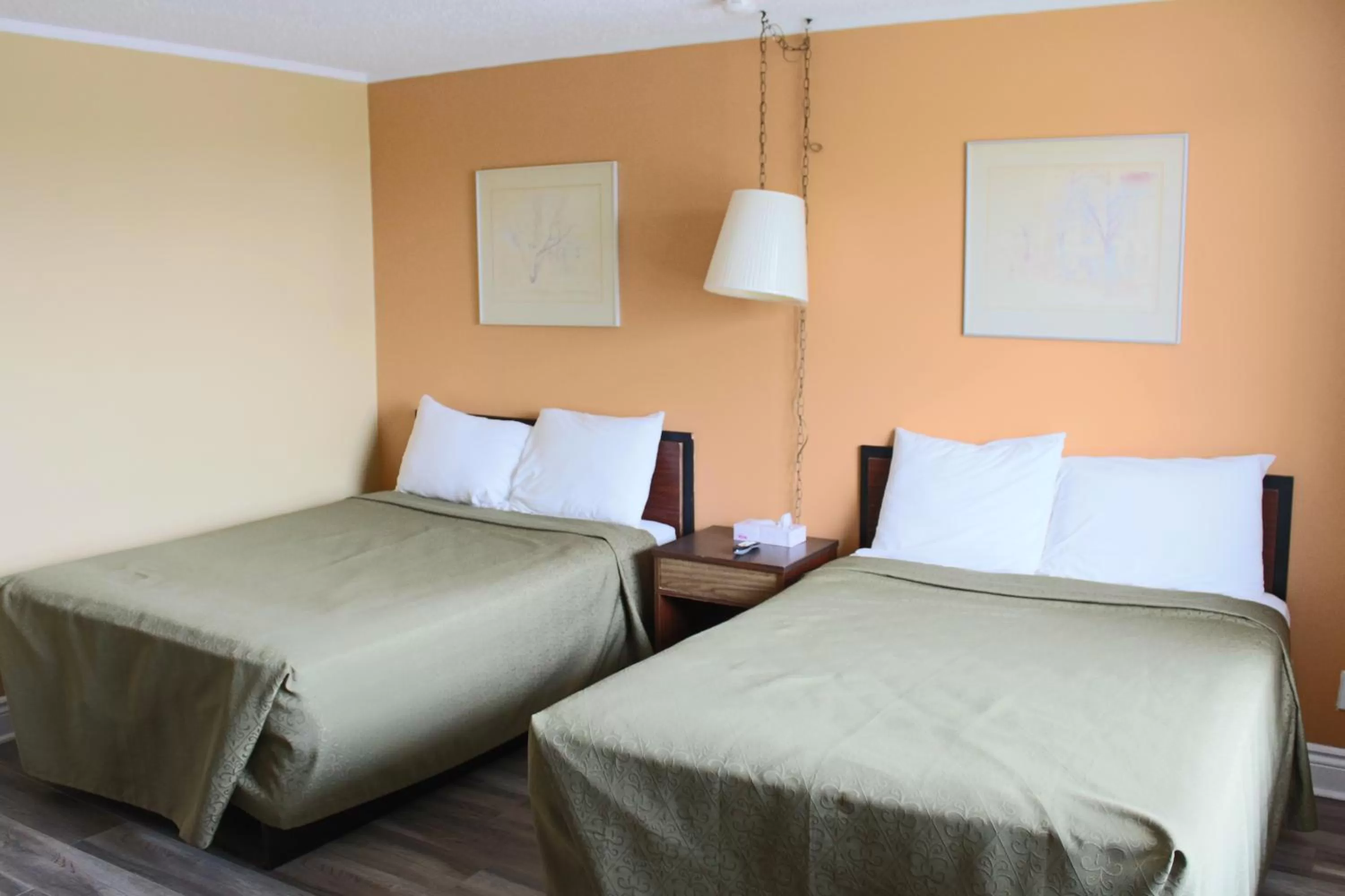 Bed in Travellers Inn