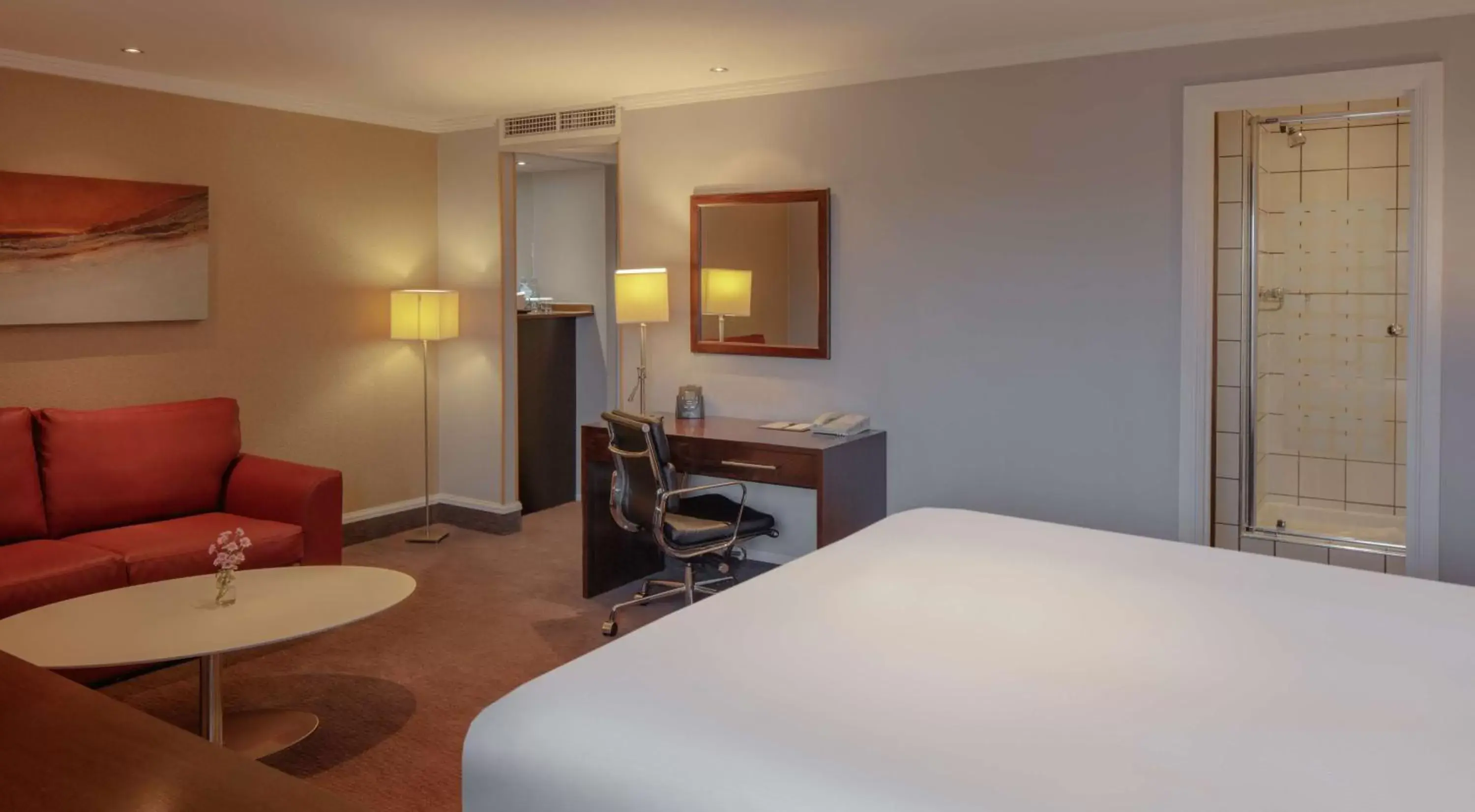 Deluxe King Room in DoubleTree by Hilton Bristol City Centre Deluxe King Room in DoubleTree by Hilton Bristol City Centre