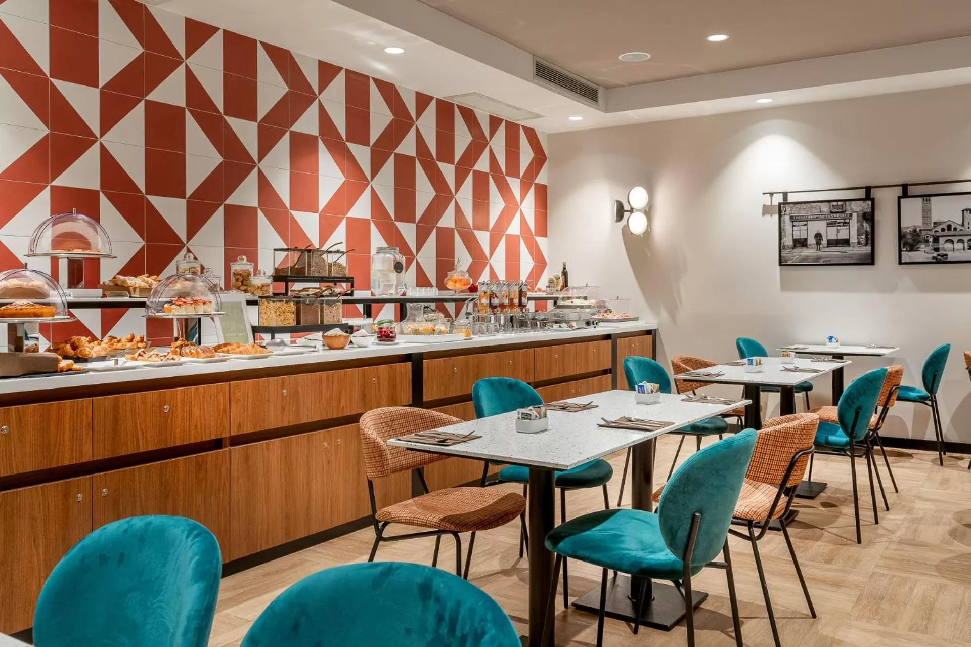 Restaurant/places to eat in Hotel Canada