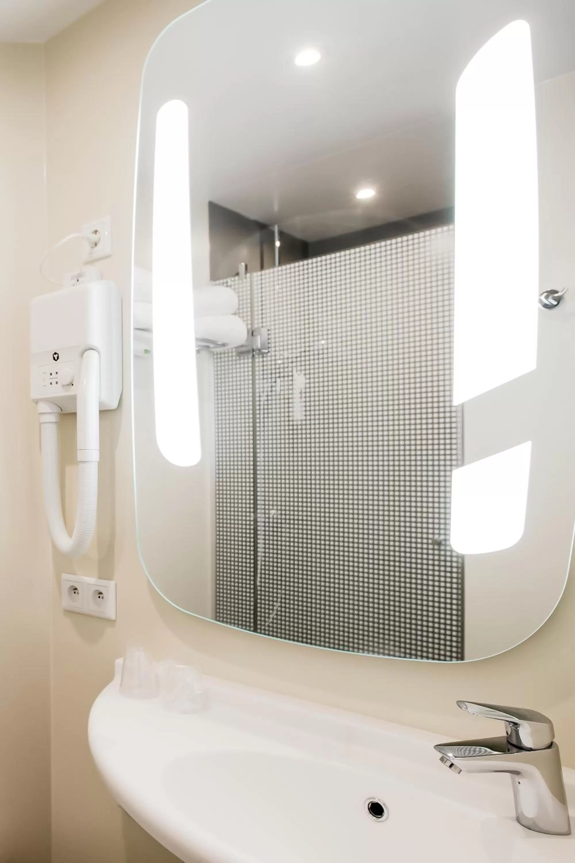Shower in ibis Creil Sur Oise