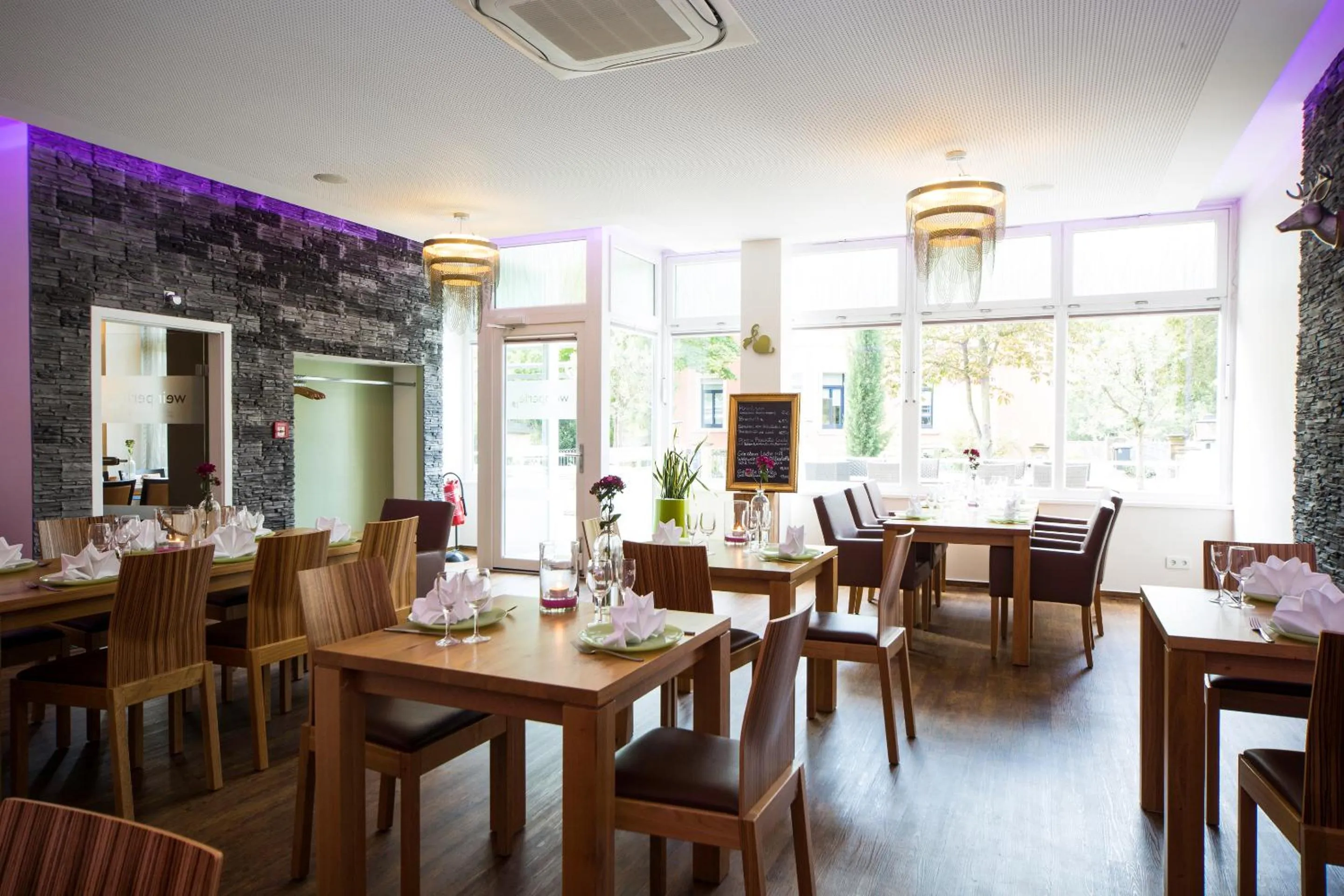 Restaurant/places to eat in Caravelle Hotel im Park