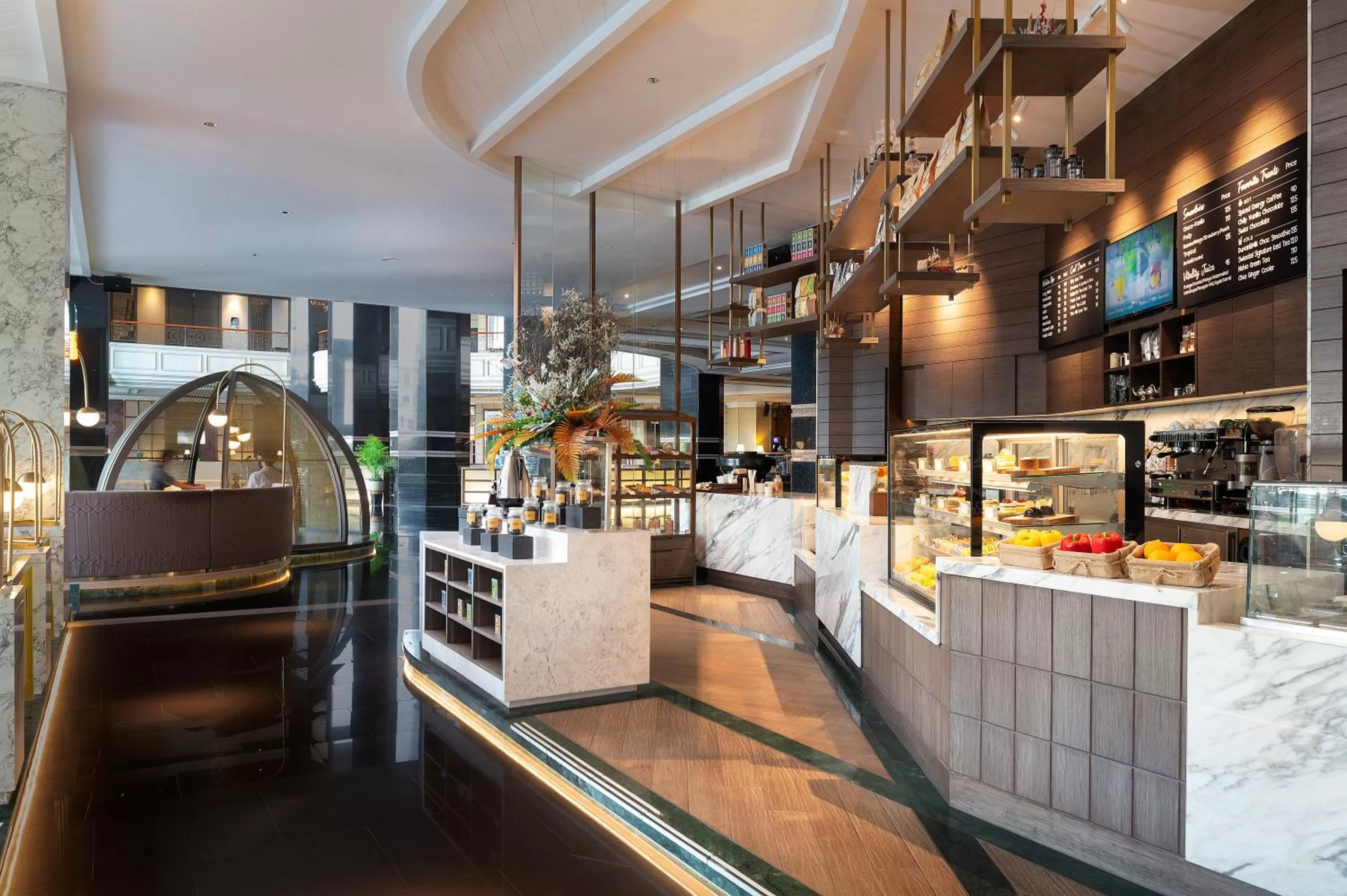 Lounge or bar in Swissotel Bangkok Ratchada