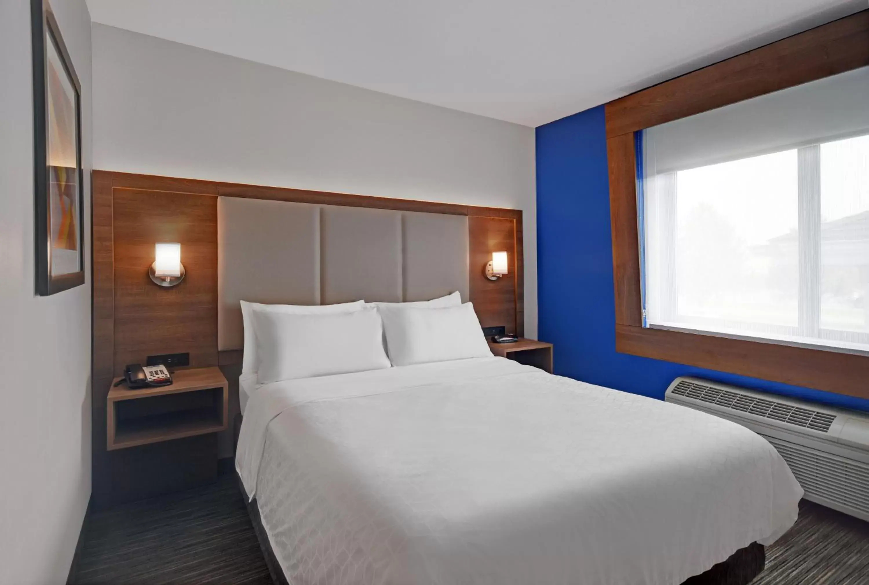 One Queen Bed Whirlpool Suite - Non-Smoking in Holiday Inn Express Marshall, an IHG Hotel One Queen Bed Whirlpool Suite - Non-Smoking in Holiday Inn Express Marshall, an IHG Hotel