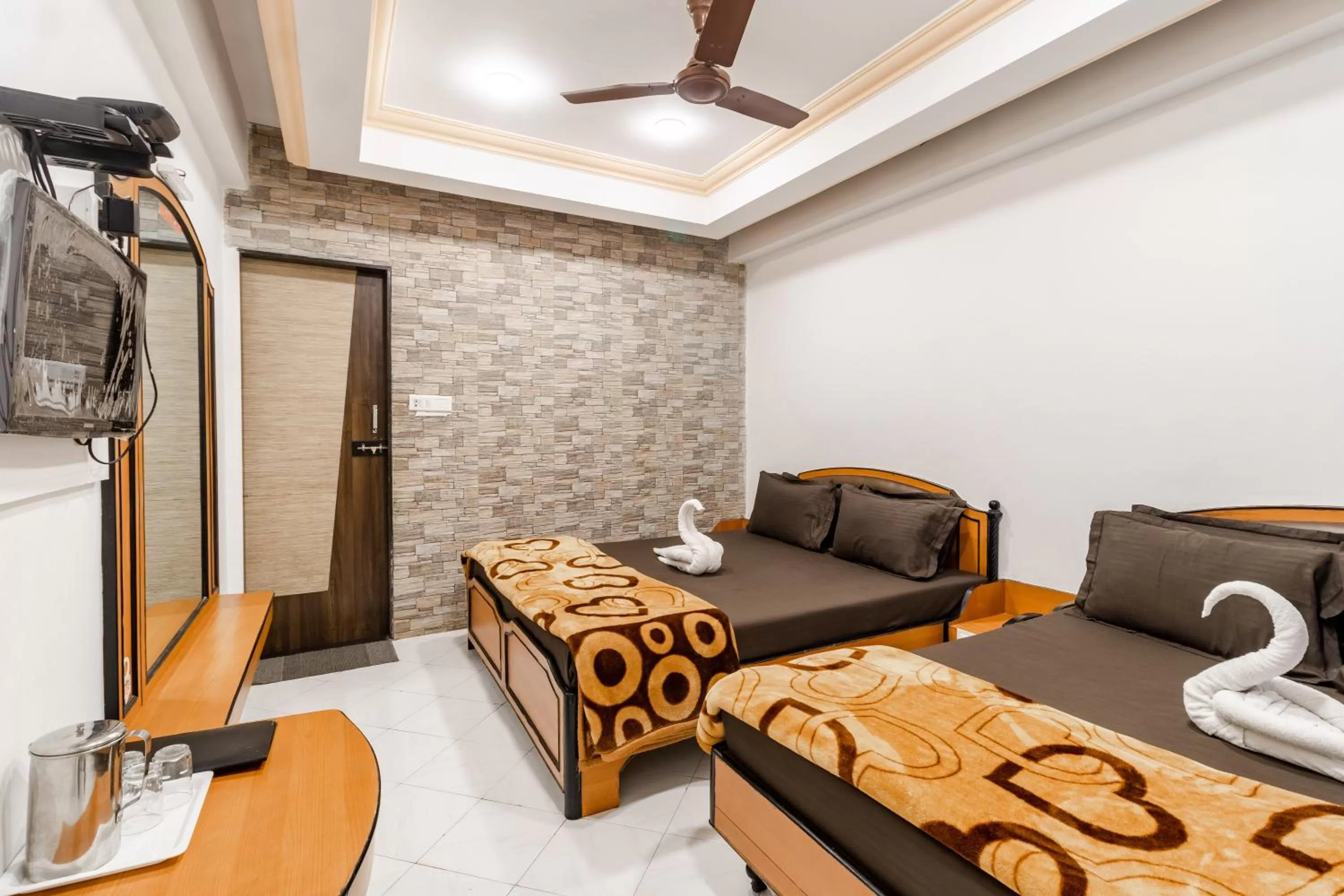 Bed in Hotel Vyankatesh & Pure Veg Restaurant