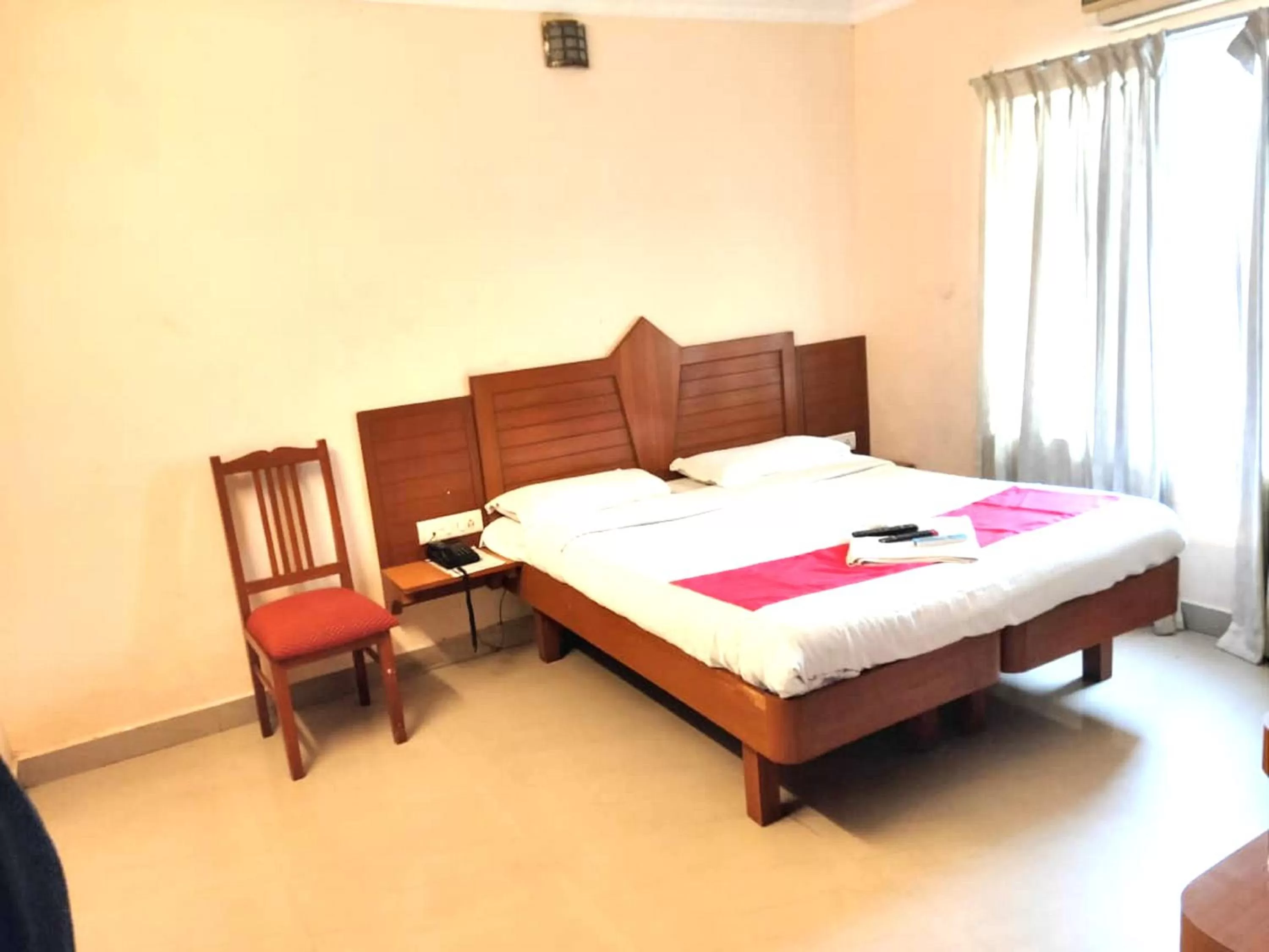 Bed in Silver Cloud Hotel Sholinganallur