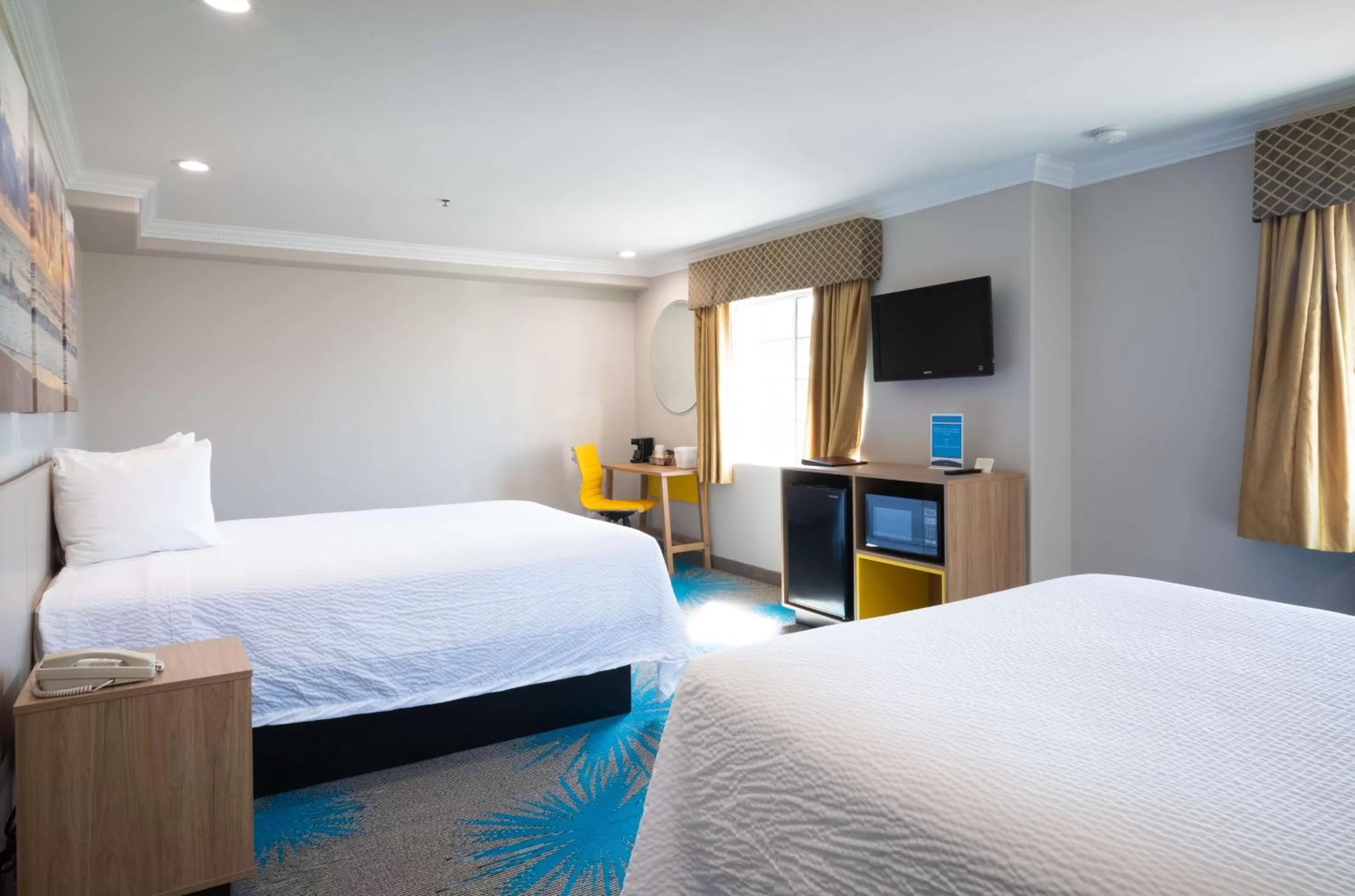 Bedroom, Bed in Days Inn by Wyndham Santa Monica