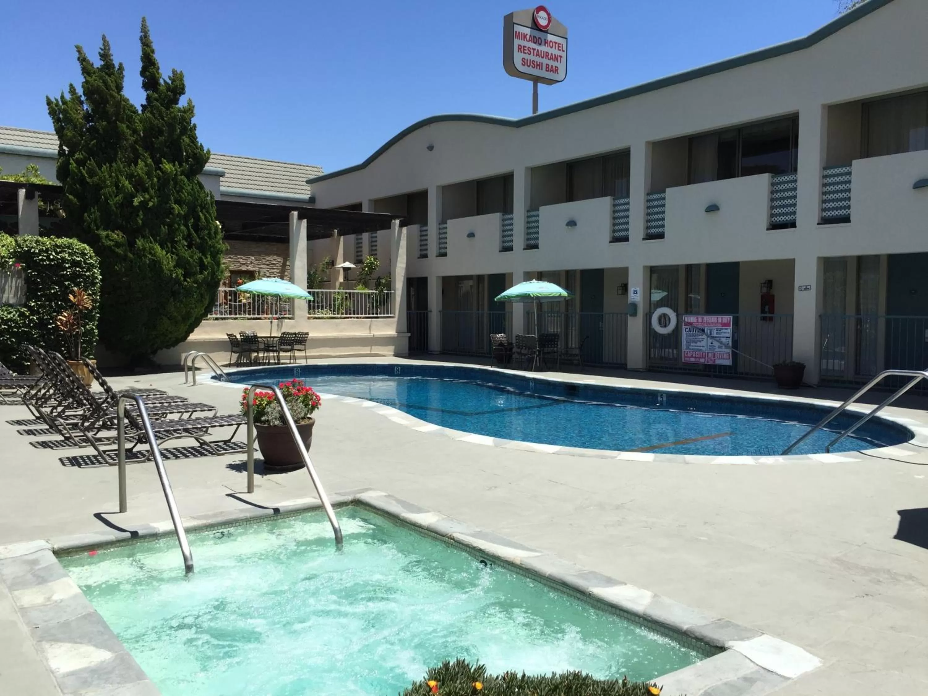 Pool view in Mikado Hotel