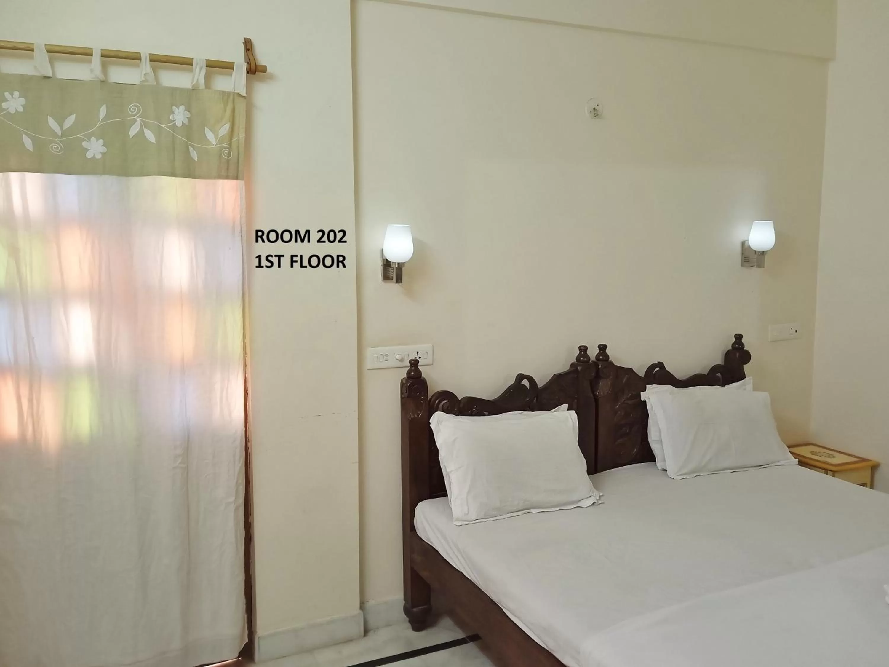 Photo of the whole room, Bed in Rigmor haveli