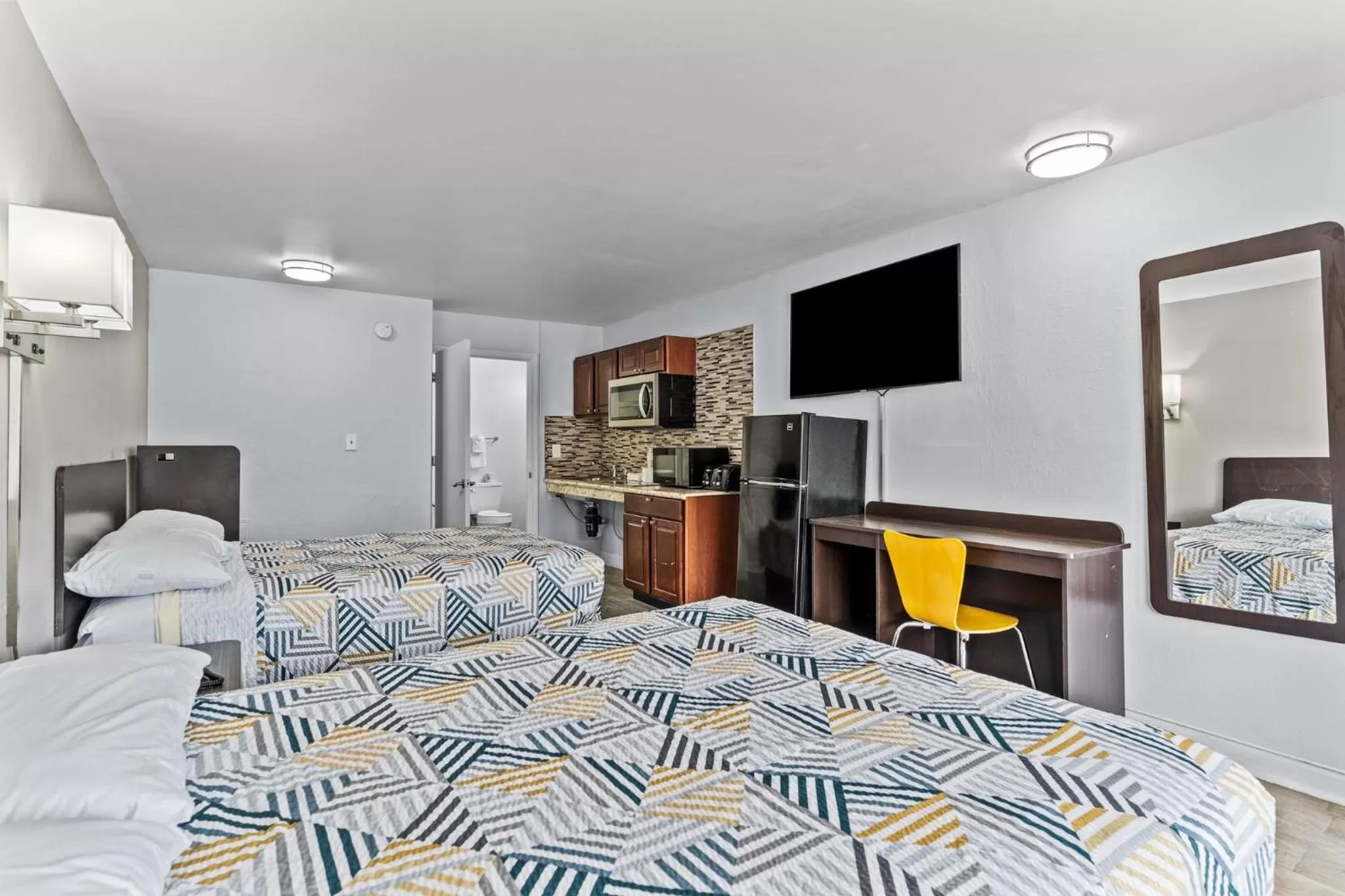 Kitchen or kitchenette, Bed in Studio 6 Wilmington, NC