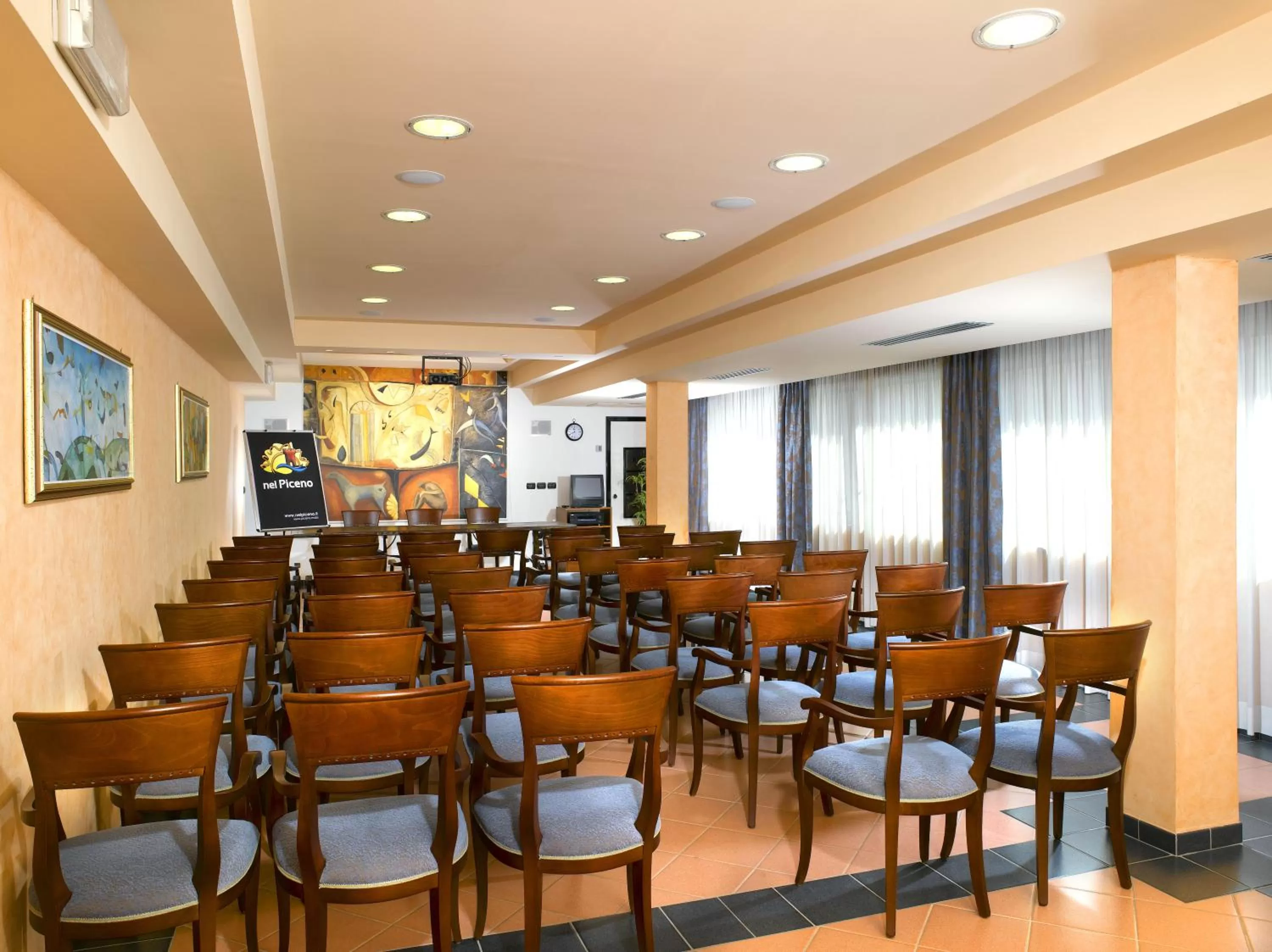 Business facilities in Hotel International