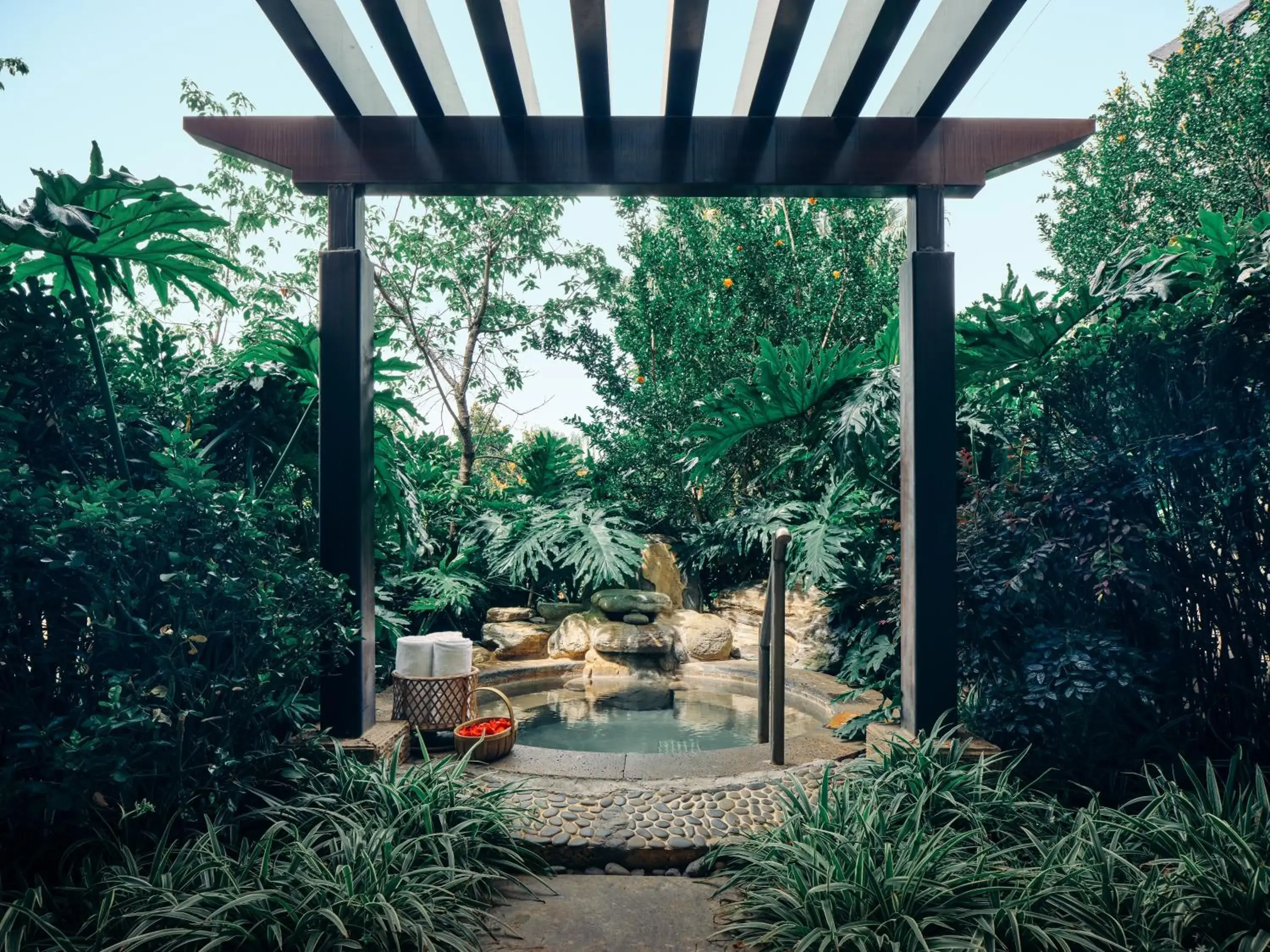 Standard Twin Room with Private Hot Spring in HUALUXE Hotels & Resorts Kunming Standard Twin Room with Private Hot Spring in HUALUXE Hotels & Resorts Kunming