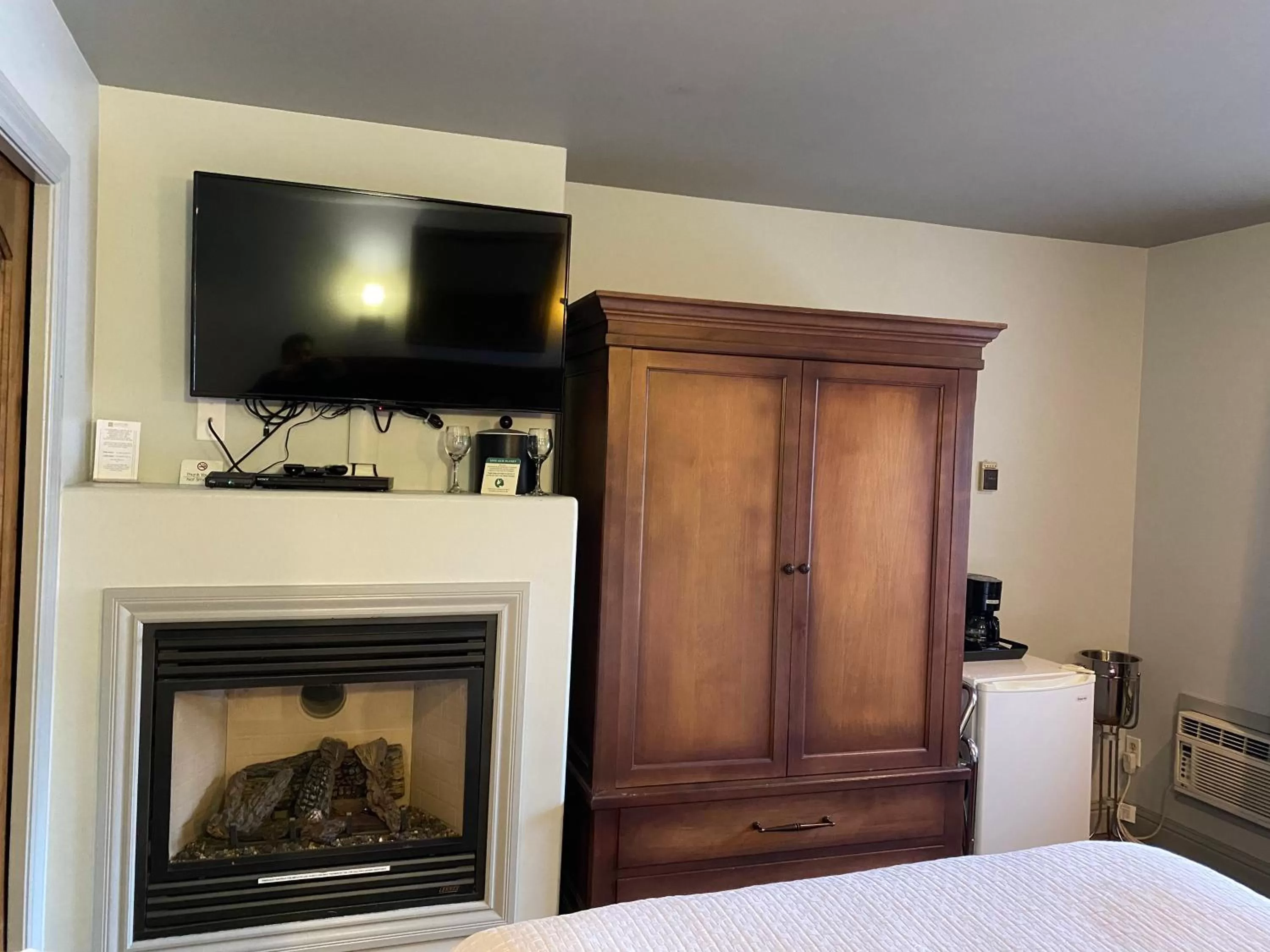 Communal lounge/ TV room, Bed in Secrets Inn Lake Tahoe