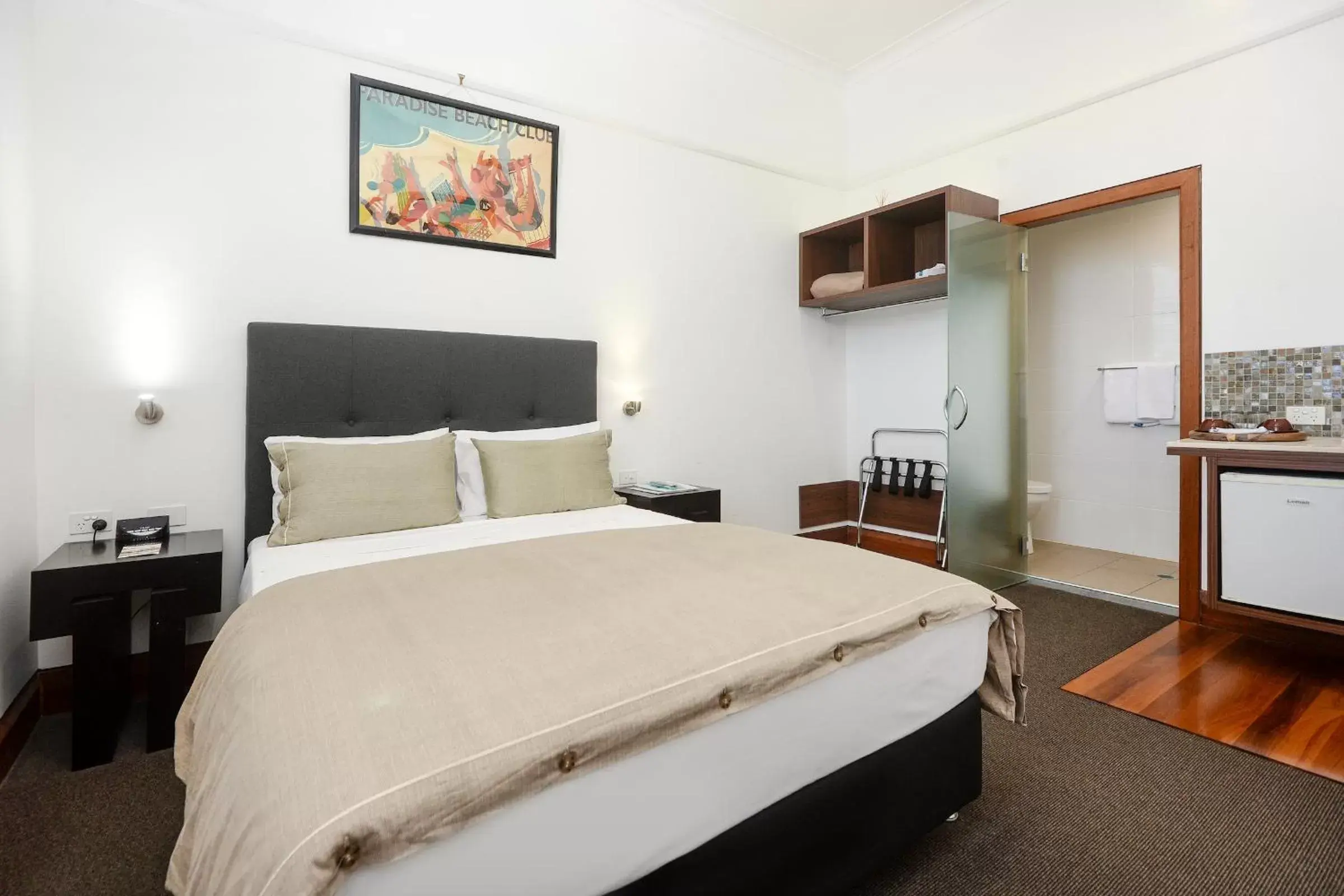 Deluxe Queen Room with Private Bathroom in Pier Hotel Coffs Harbour Deluxe Queen Room with Private Bathroom in Pier Hotel Coffs Harbour