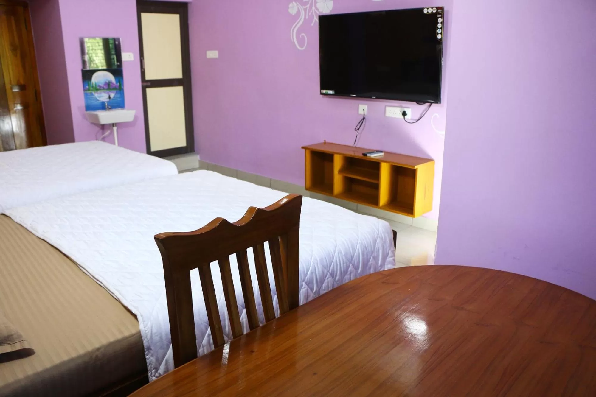 Communal lounge/ TV room, TV/Entertainment Center in Bluetique Beach House