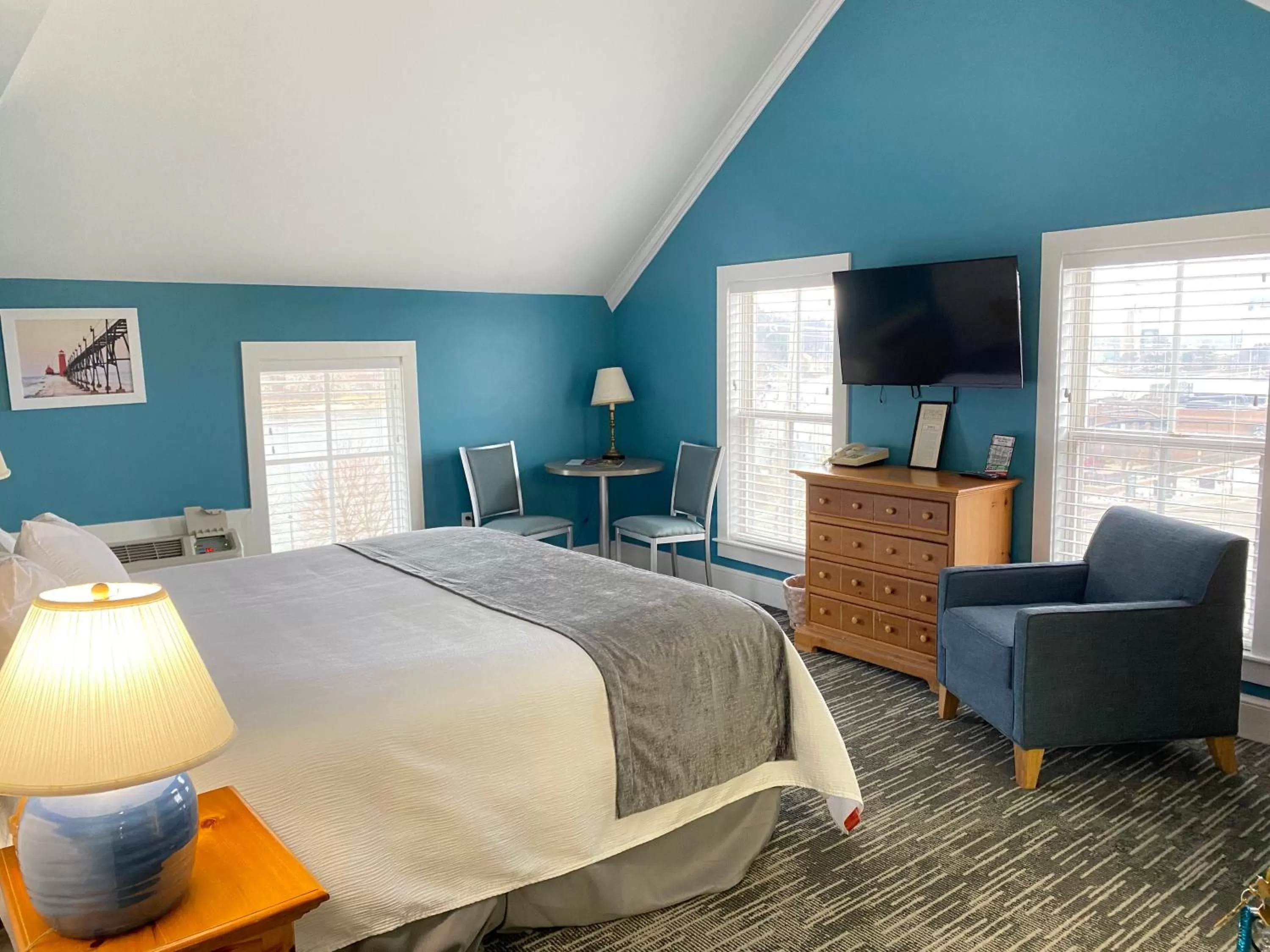 Bed in Harbor House Inn