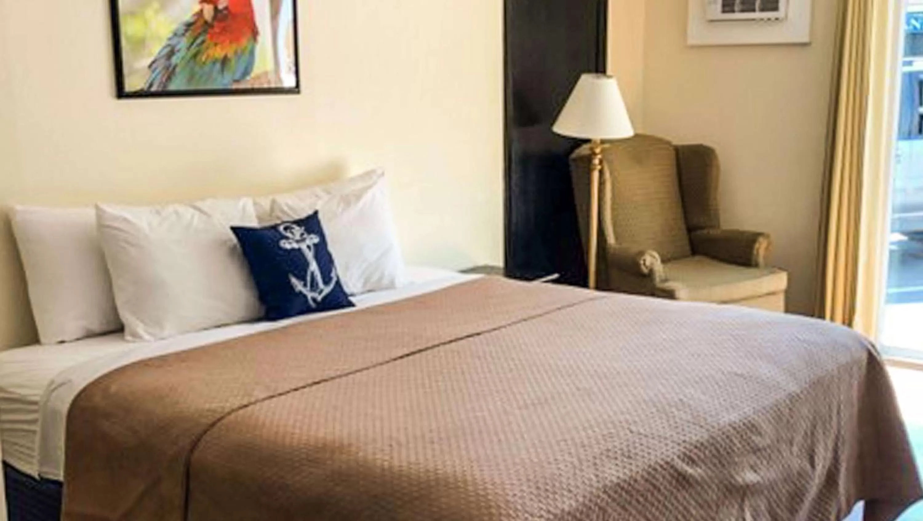 Photo of the whole room, Bed in Colonial Inn Ellsworth